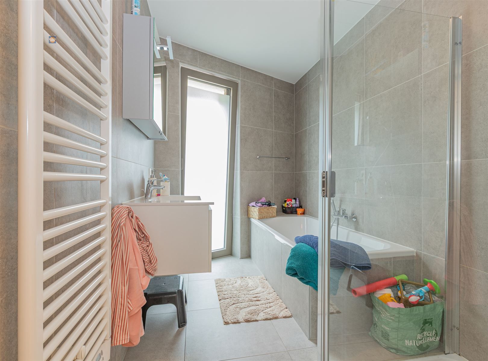 Instapklaar en energiezuinig gelijkvloersappartement met tuin en privé autostaanplaats foto 13