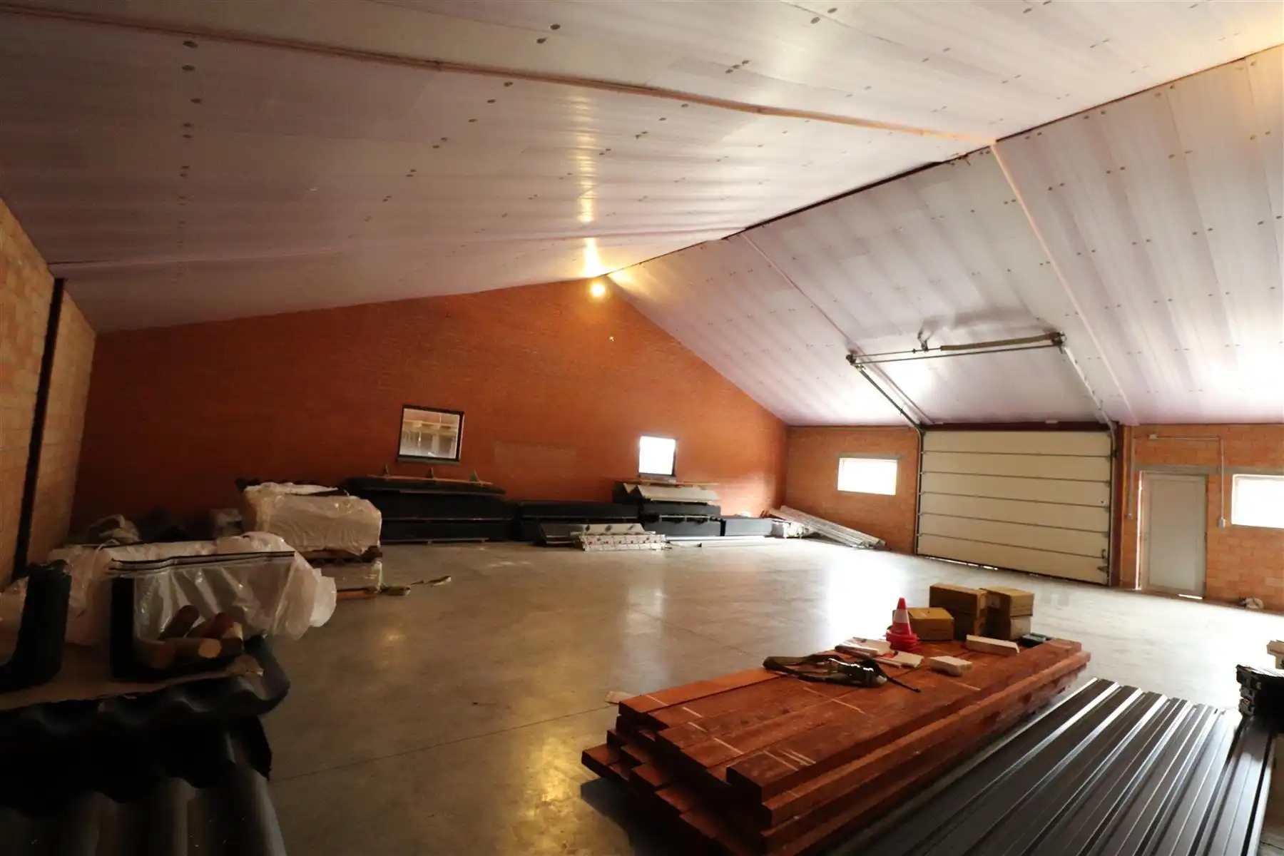 Opslagruimte van ong. 192 m², zijnde de linker opslagruimte achteraan gelegen. foto 8