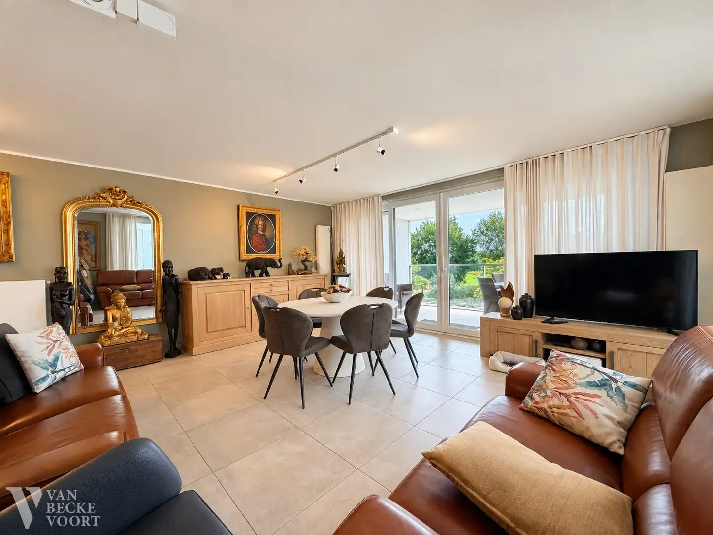 Ruim en lichtrijk appartement met 2 slaapkamers en uniek zonneterras foto 2