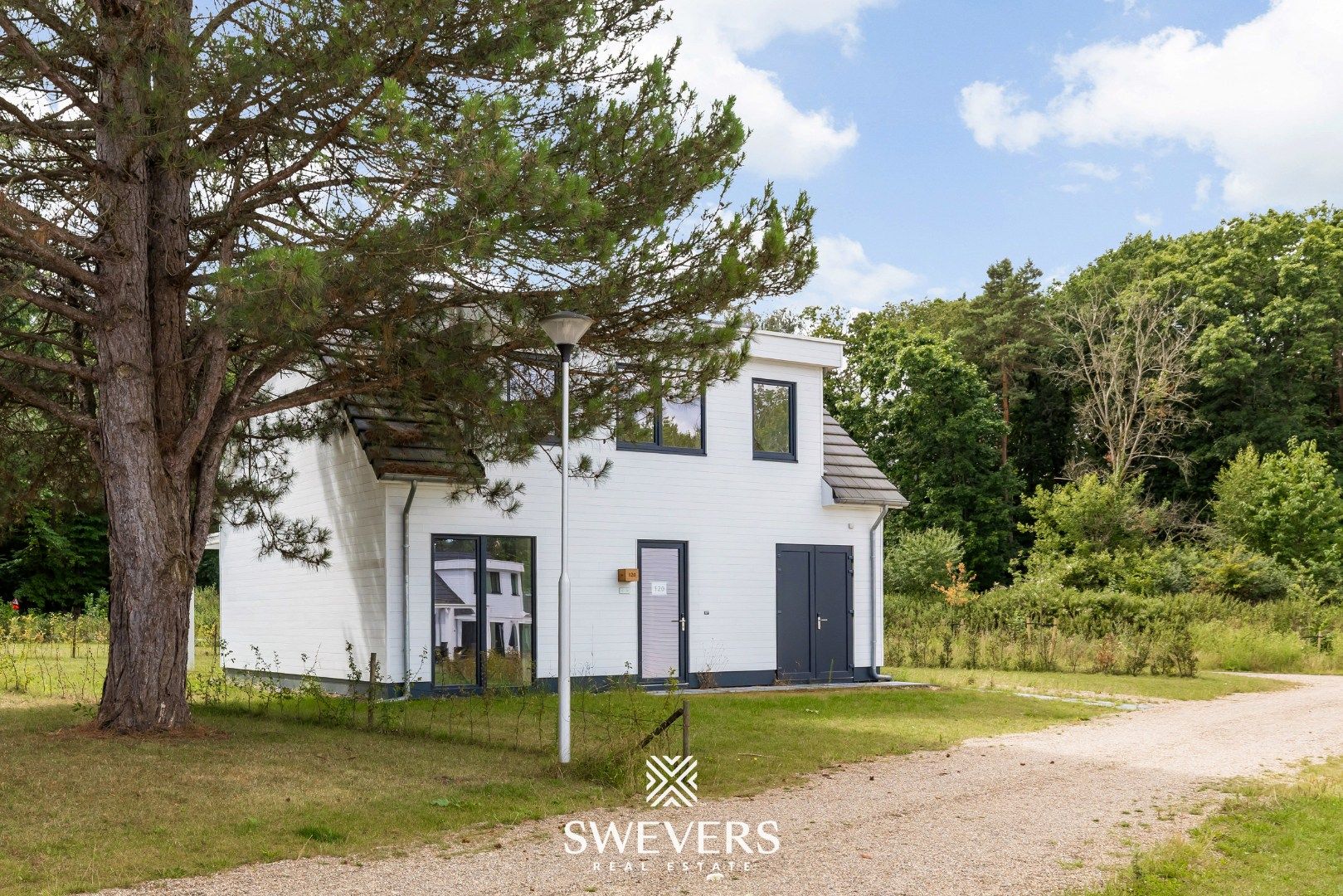 Zorgeloos investeren – Luxueuze nieuwbouwvakantiewoning te Landal Mooi Zutendaal foto {{pictureIndex}}