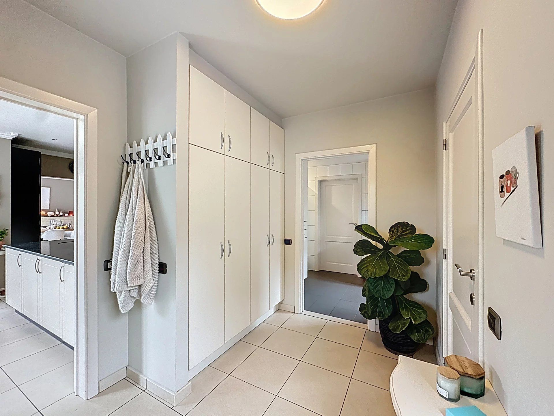 Prachtige landelijke gelegen vrijstaande woning uit 2001, gelegen op een perceel van 16a 43ca. Deze woning biedt comfort, ruimte en privacy met hoogwaardige afwerking en moderne gemakken. foto 16