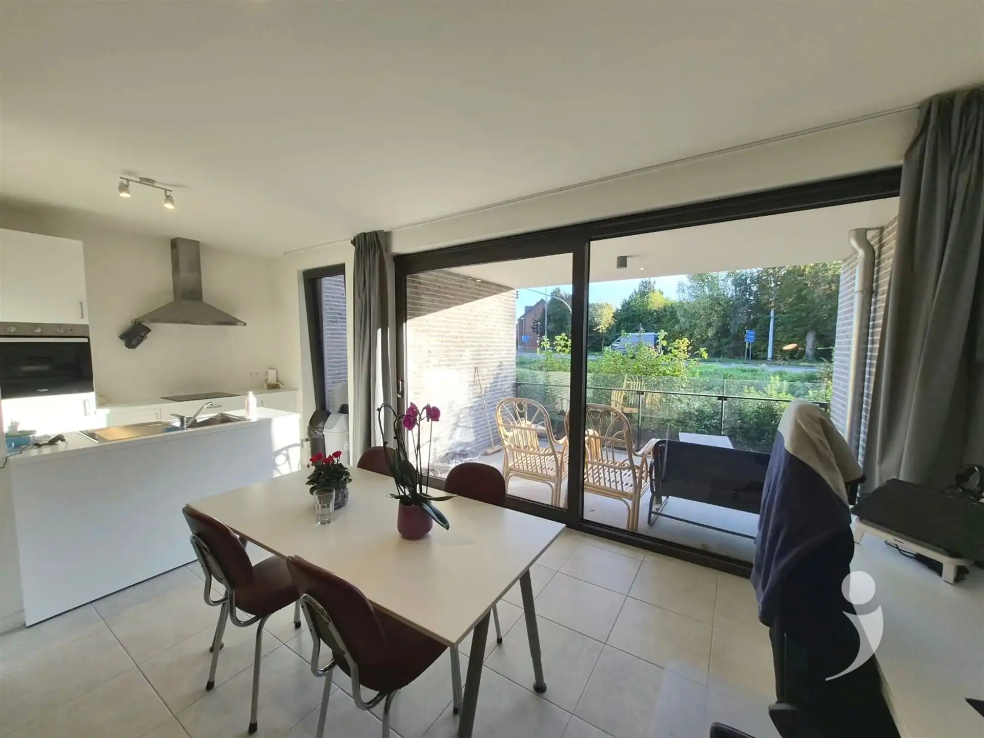 Recent gelijkvloers appartement met staanplaats voor de wagen foto 4