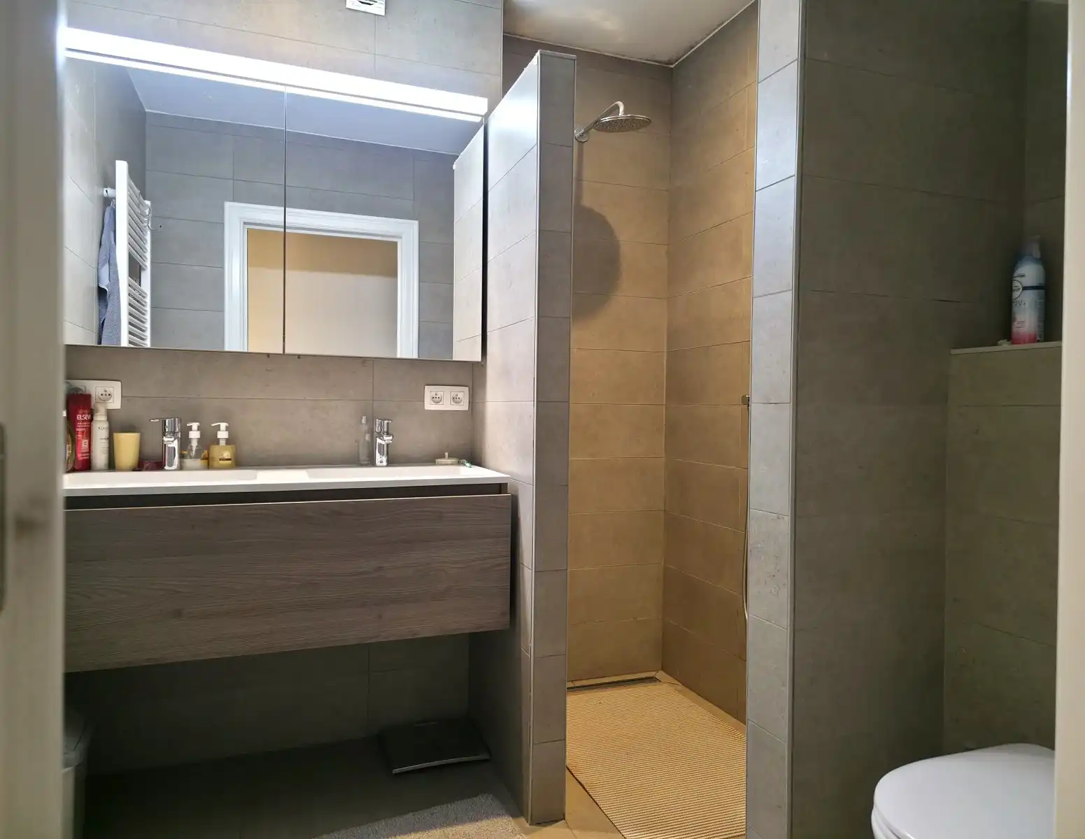 Prachtig appartement met 2 slaapkamers, ruim terras en garagebox in het hart van ’s-Gravenwezel foto 10