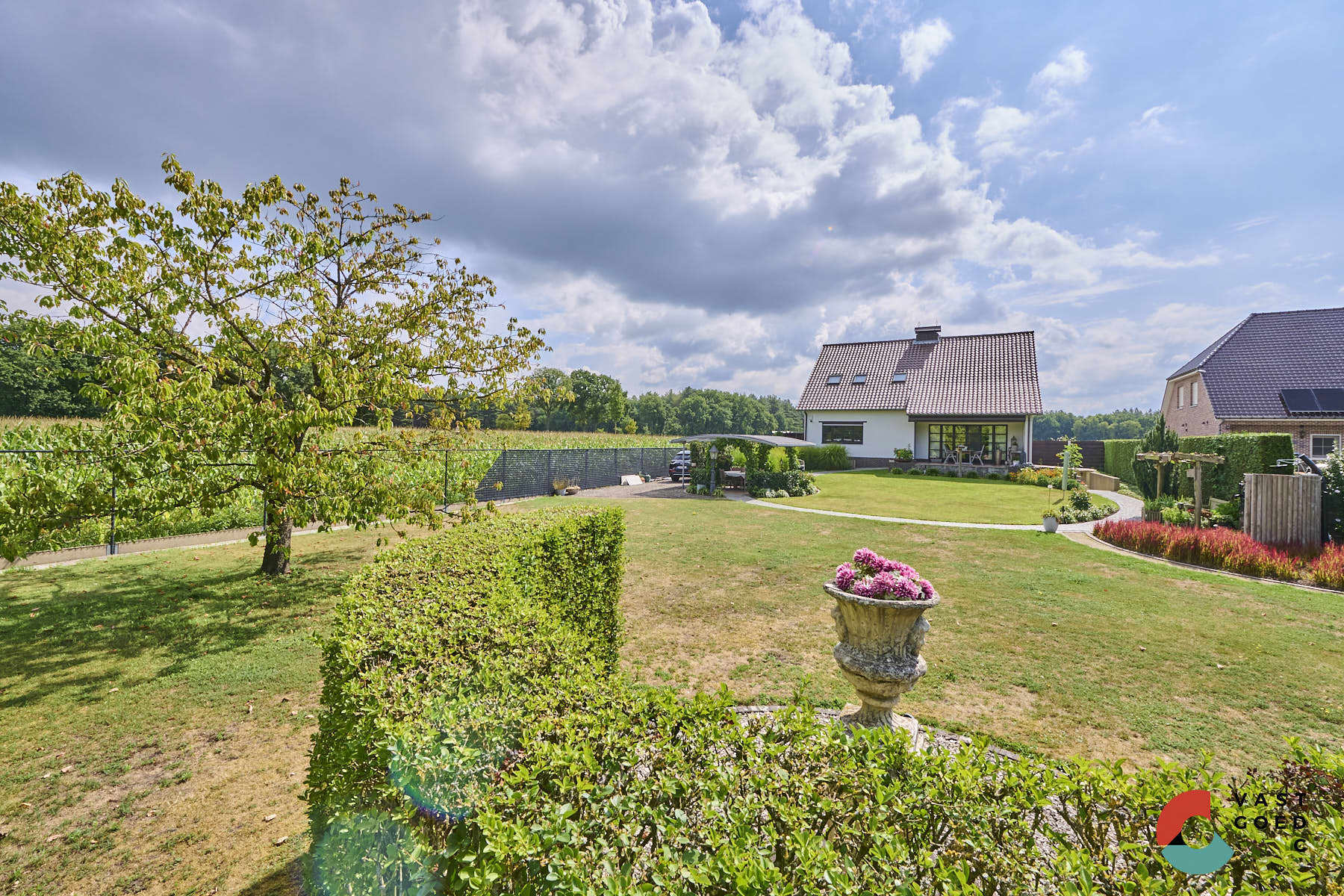 Ruime gezinswoning omringd door groen op een perceel met vrij uitzicht foto 24
