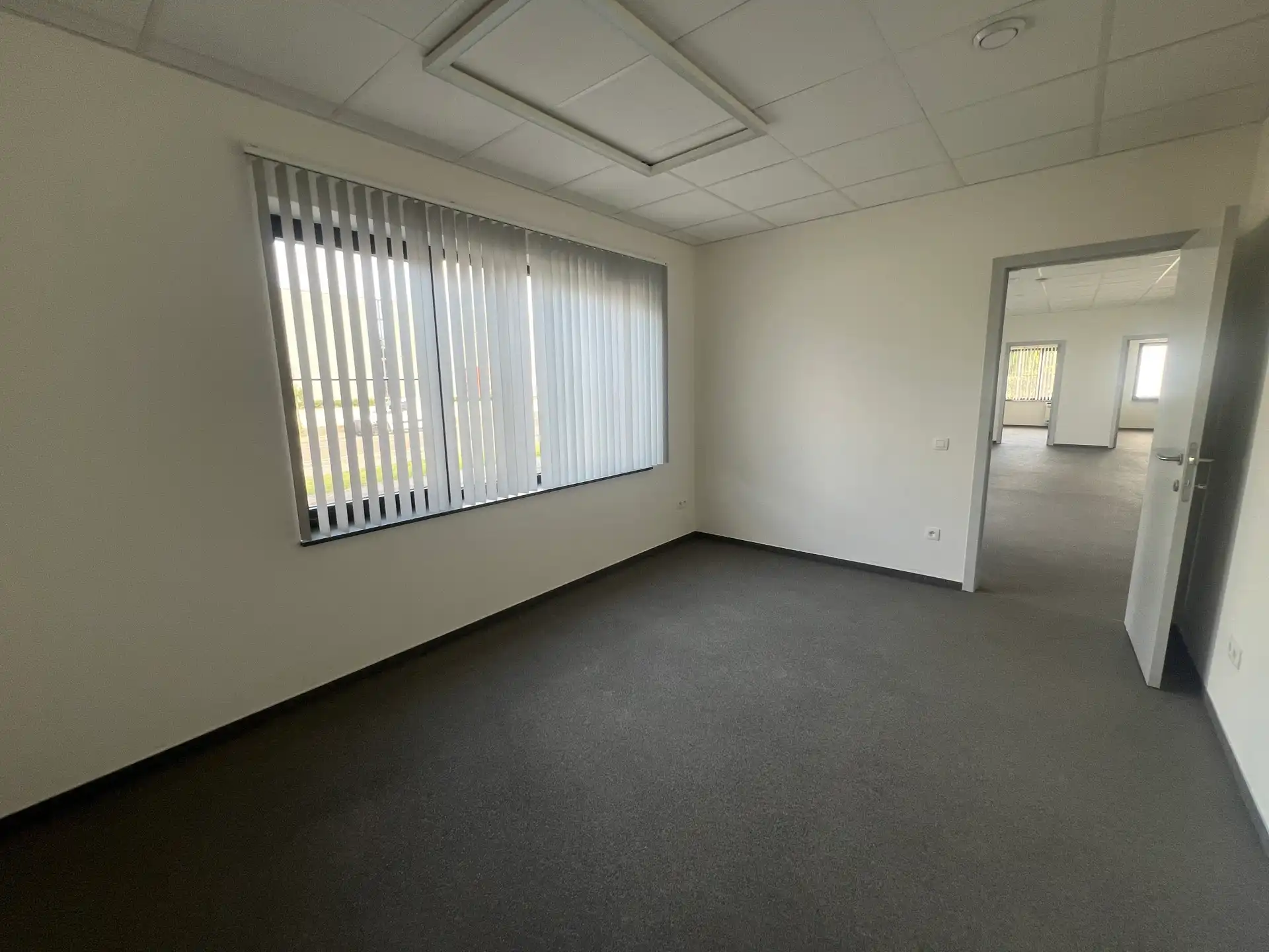Bedrijfsgebouw met kantoren en woning in Houthalen foto 5