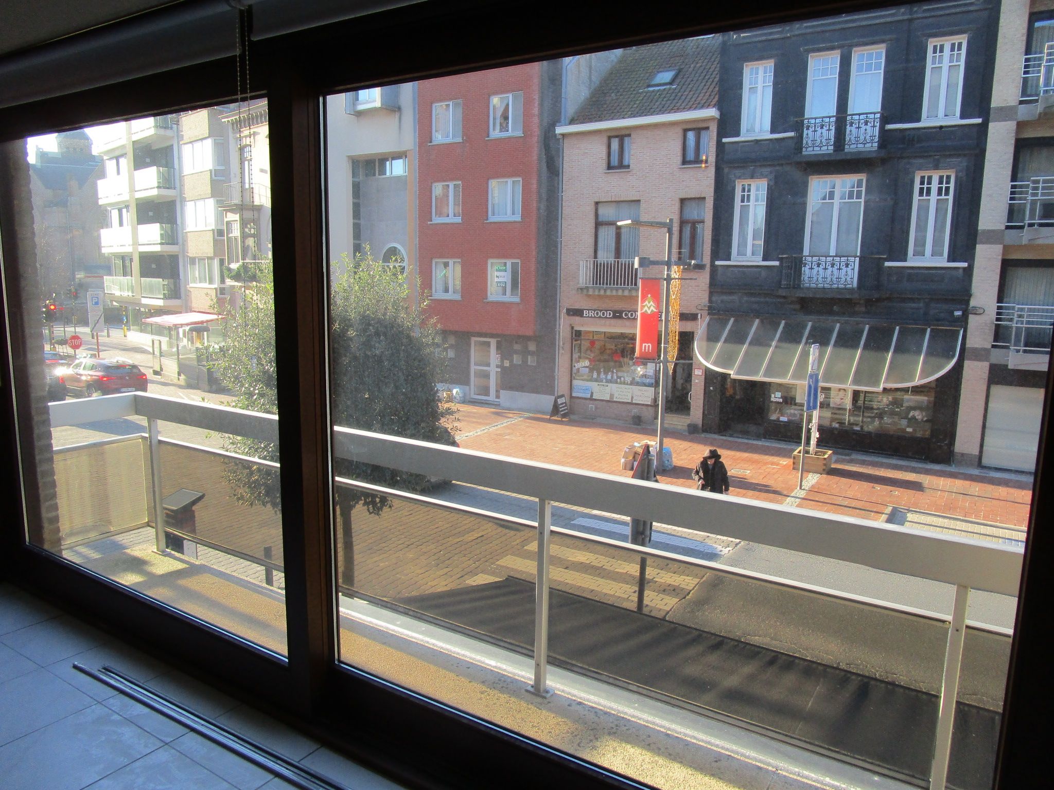 Ruim ongemeubeld appartement met 2 slaapkamers in volle centrum met breed zongericht balkon aan de woonkamer. foto {{pictureIndex}}