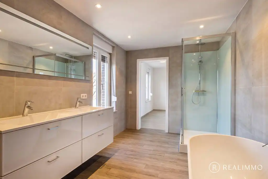 Ruime woning met grote tuin in Kooigem foto 9