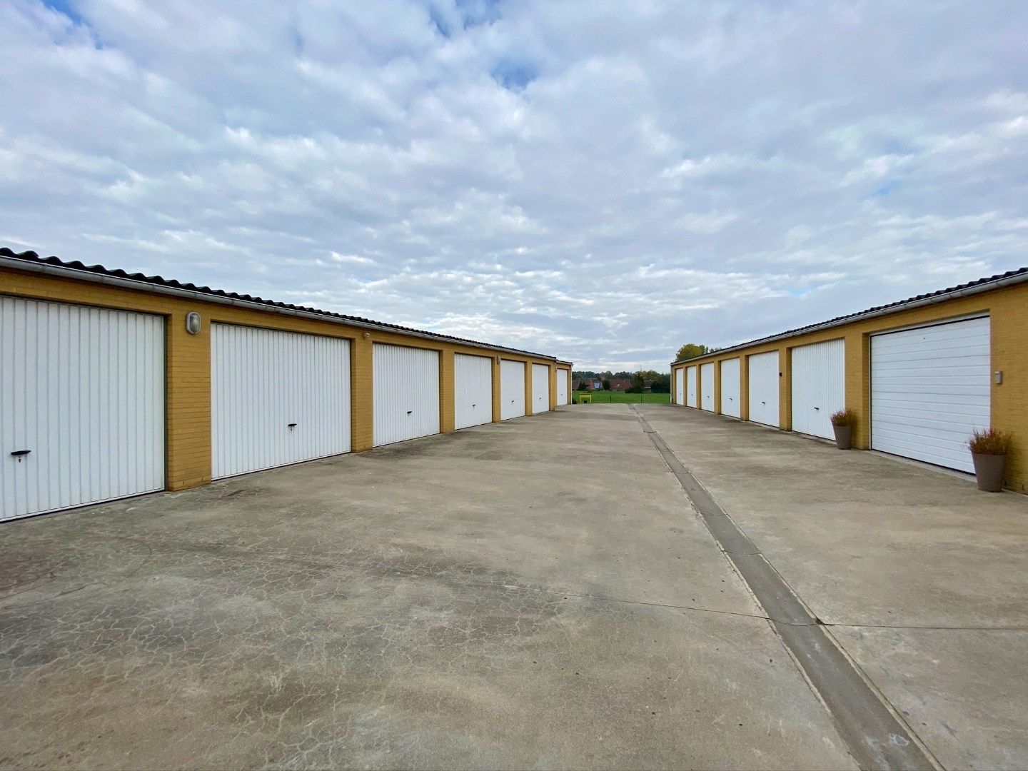 Garagebox in achterliggend garagepark foto {{pictureIndex}}