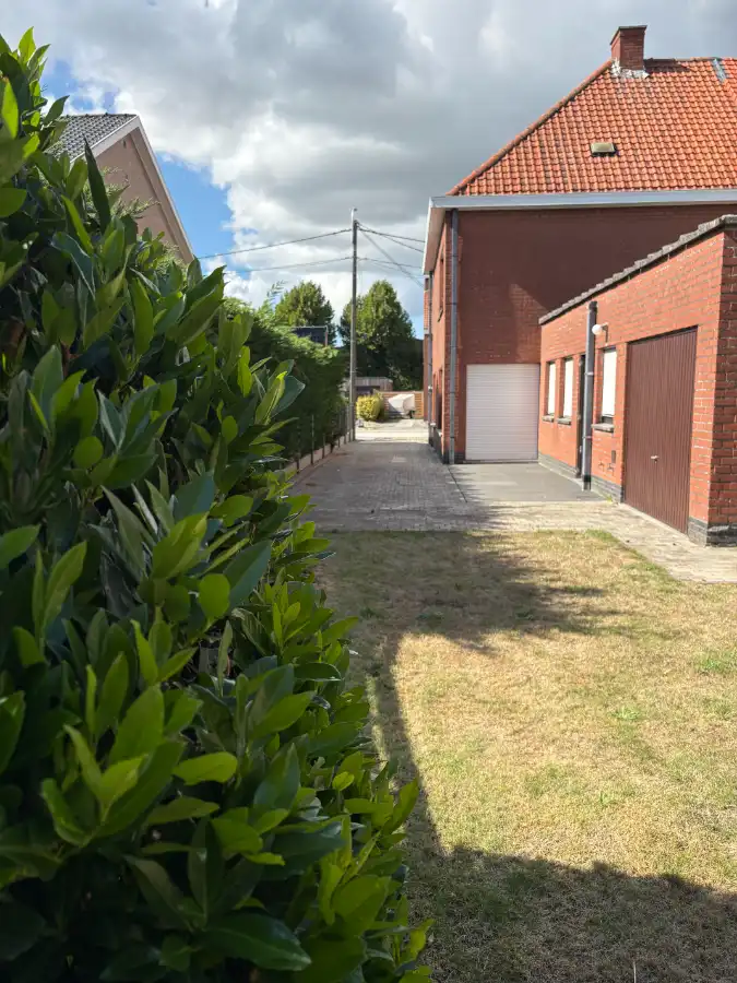 EENGEZINSWONING + garage & grote tuin foto 11