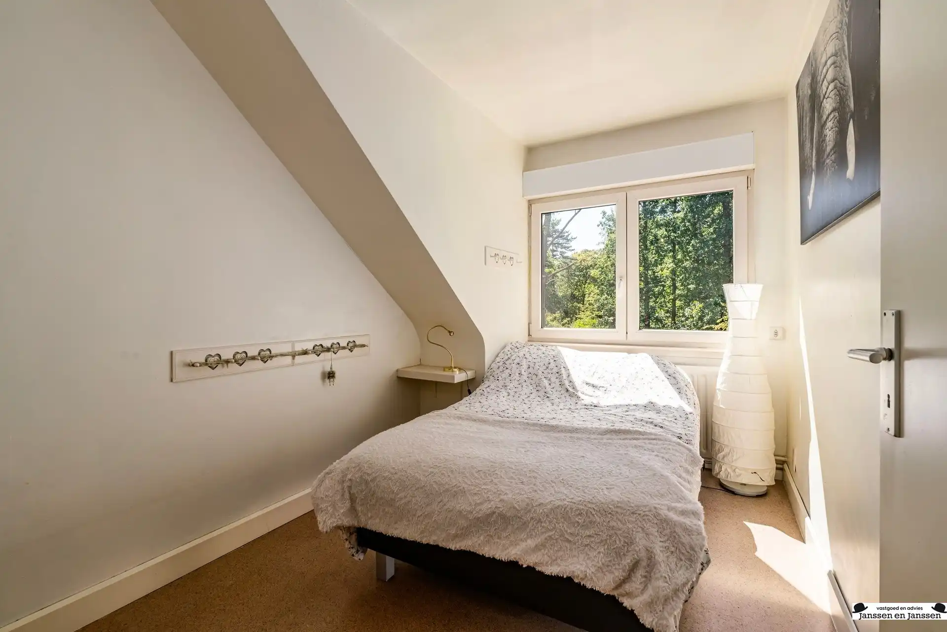 Ruime en instapklare gezinswoning met 4 slaapkamers, garage en tuin foto 15