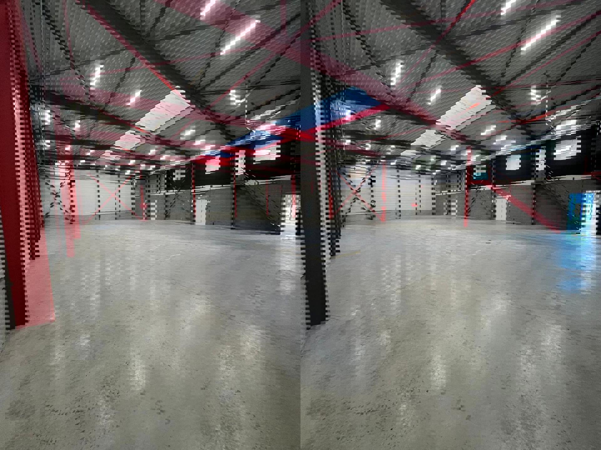 Modern alleenstaand bedrijfsgebouw te Genk foto 10