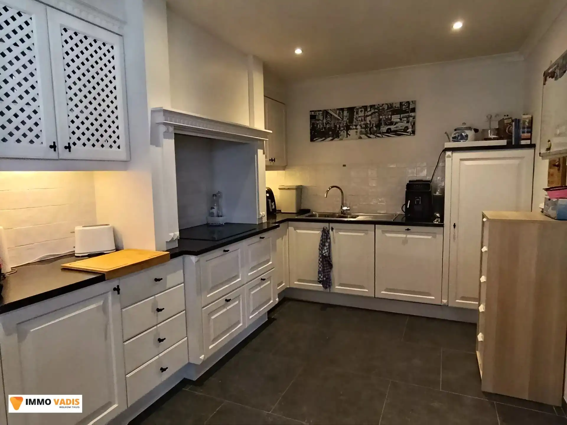 Gezinswoning met 4 slaapkamers, 2 garages, terras en tuin foto 6