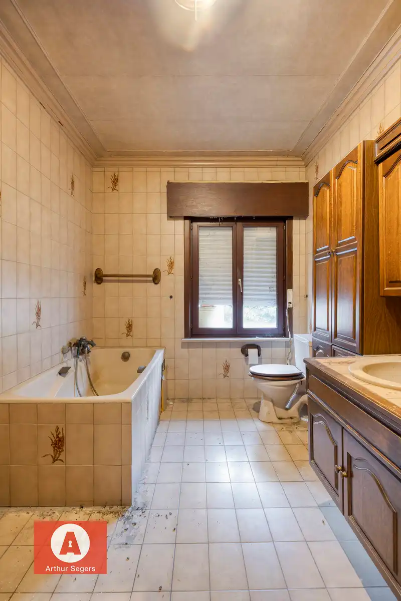 Te renoveren Handelshuis met woonst en inpandige garage.  foto 18