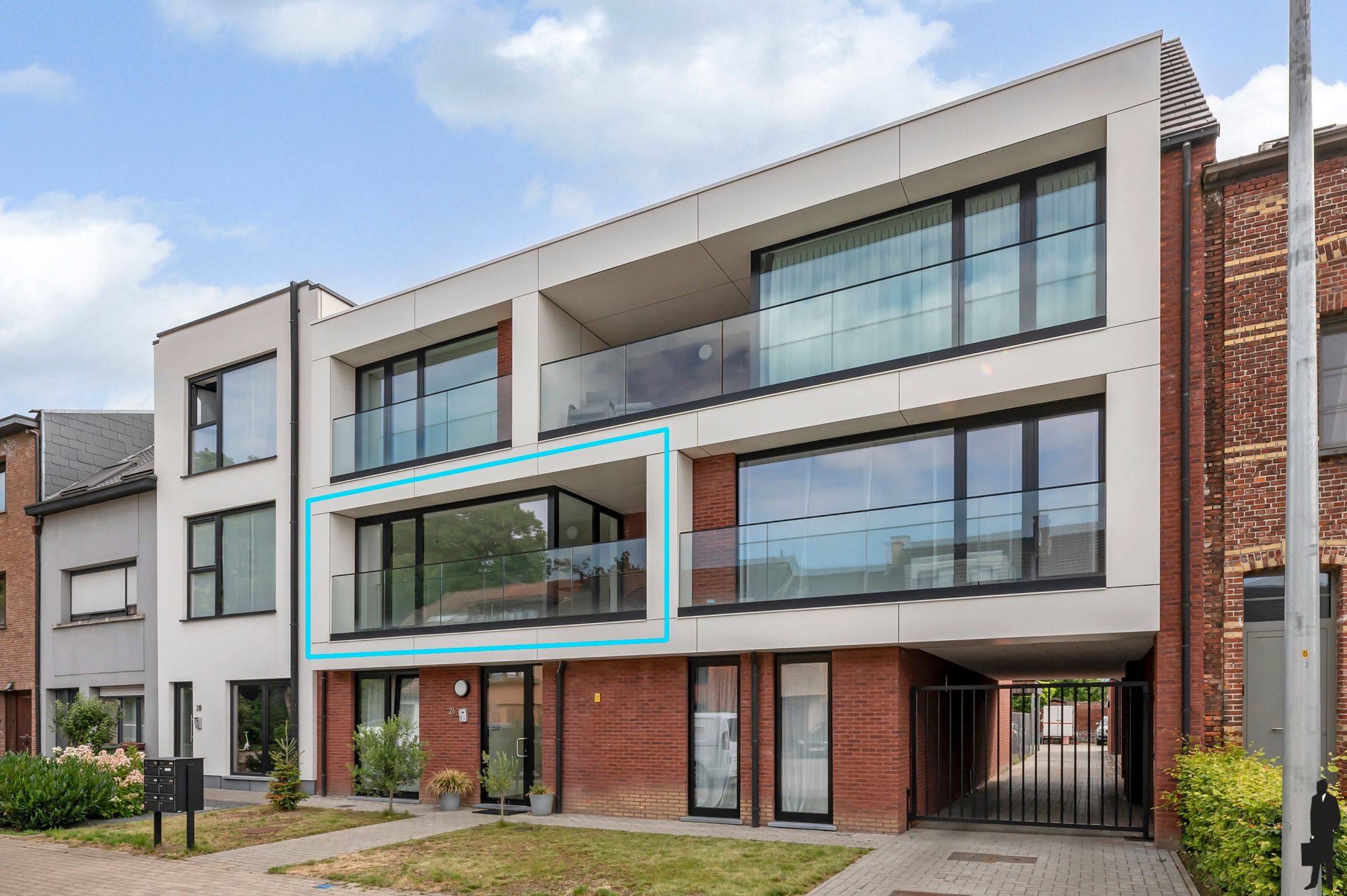 Lichtrijk appartement met 2 slaapkamers, ruim terras en staanplaats – bouwjaar 2021 foto {{pictureIndex}}