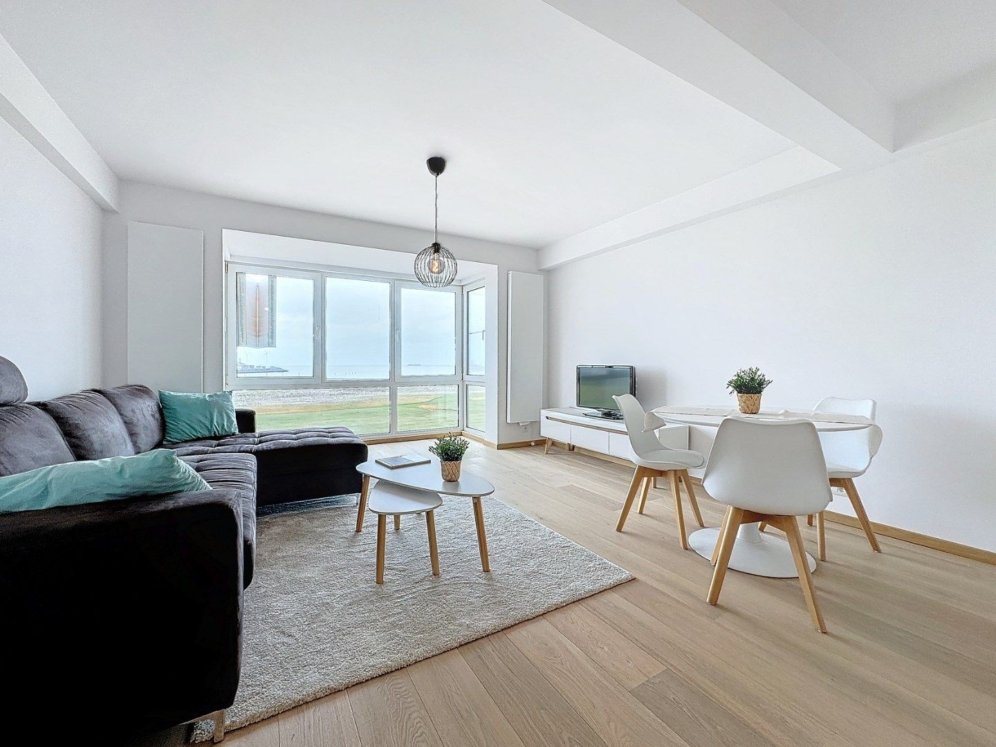Recent gerenoveerd appartement met 1 slaapkamer op de zeedijk in Knokke-Heist. foto 2