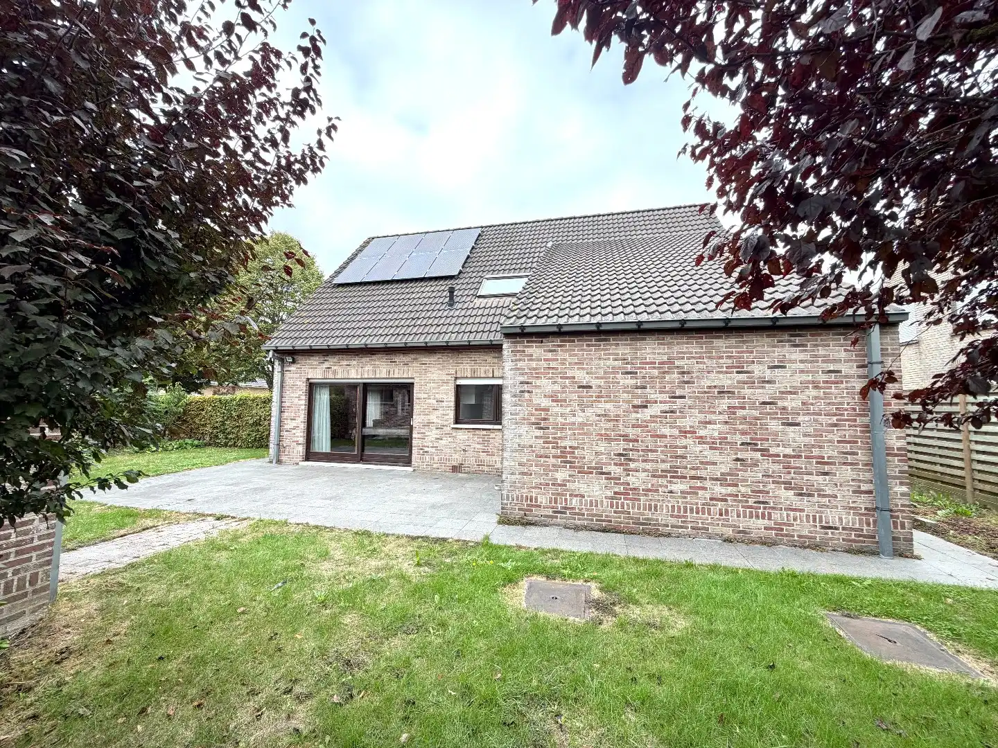 Instapklare open bebouwing met gelijkvloerse slaap- en badkamer en drie slaapkamers op verdiep. foto 27