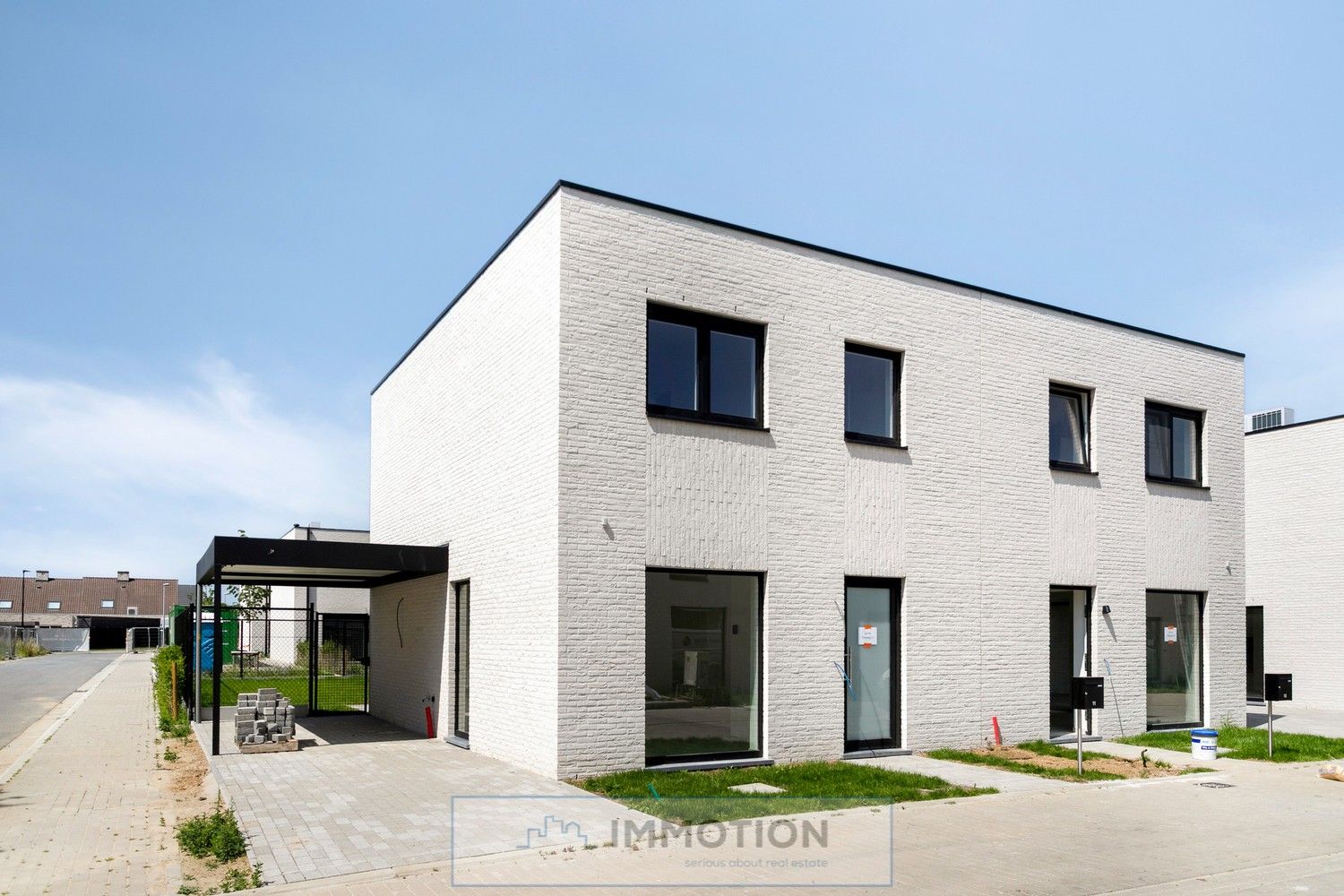 Instapklare nieuwbouwwoning in Kuurne met 3 slaapkamers en carport foto {{pictureIndex}}