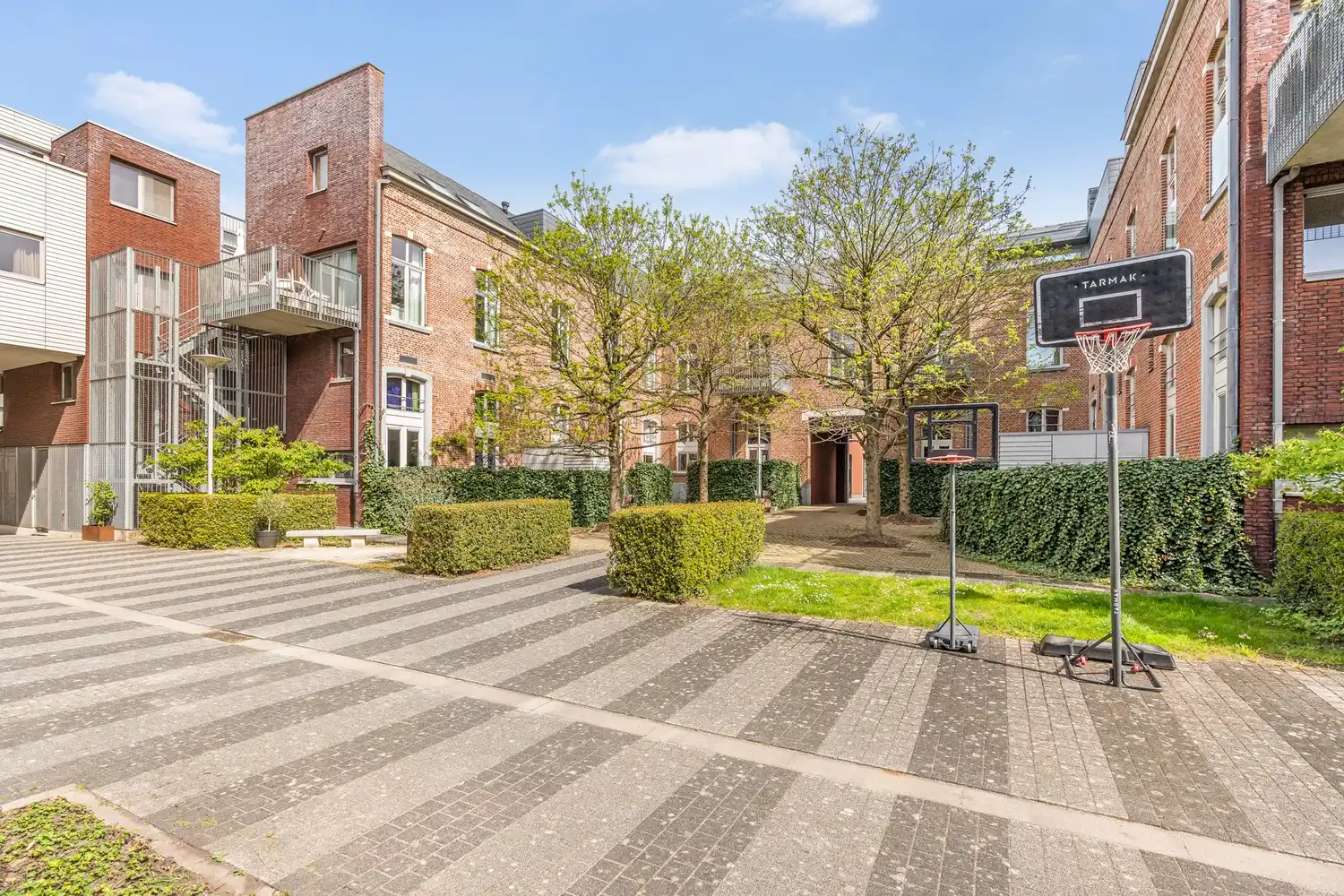 Goed gelegen en lichtrijk appartement met 2 slaapkamers, een terras en een autostaanplaats te centrum Leuven! foto 2