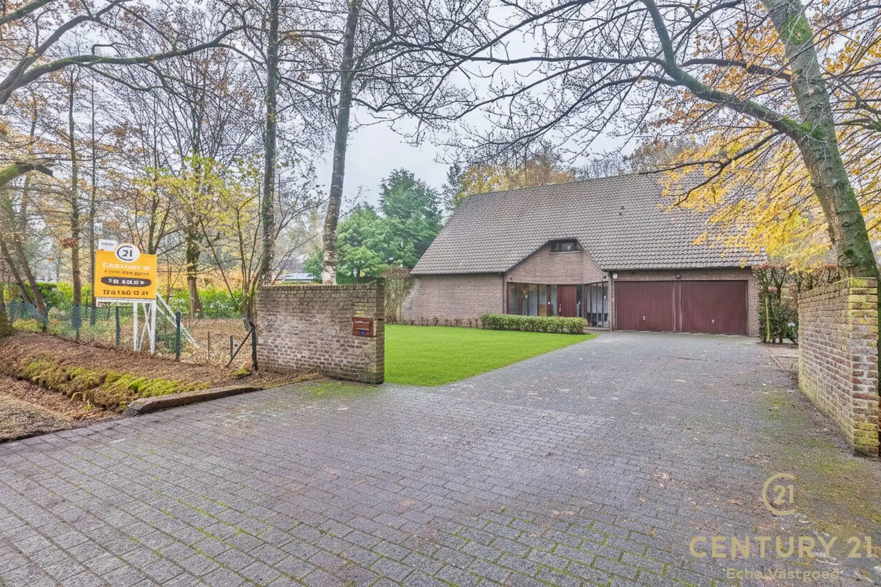 Ruime villa op zonnig perceel v. 2789m² in villawijk De Lint foto {{pictureIndex}}