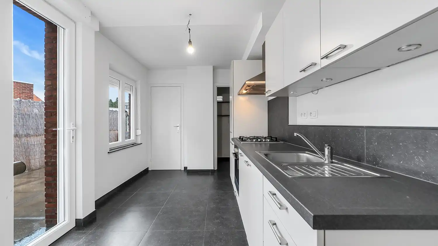 Totaal gerenoveerde en energiezuinige gezinswoning met 3 slaapkamers, carport voor 2 wagens en zonnige tuin in Paal foto 7