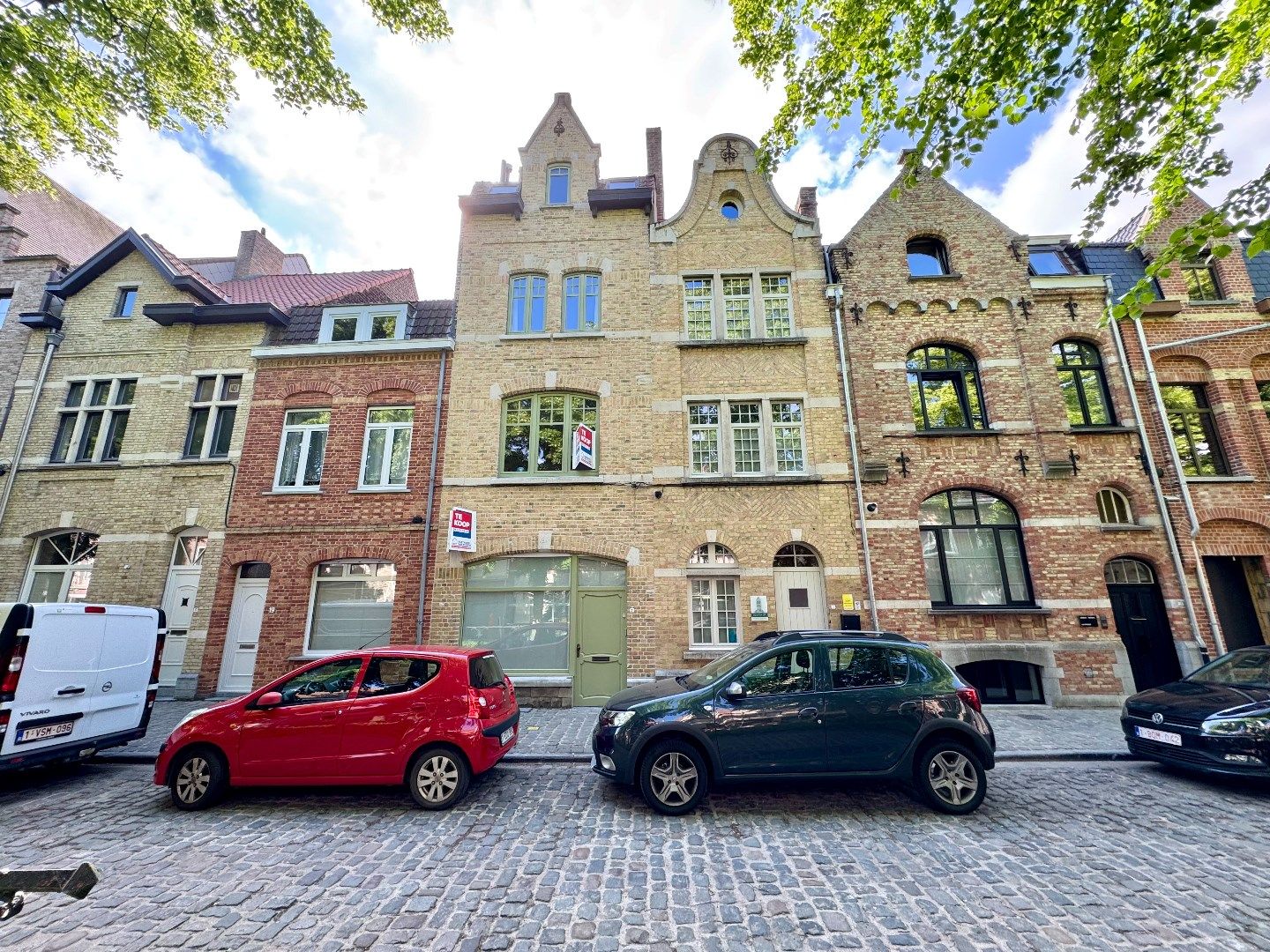 Hoofdfoto van de publicatie: INSTAPKLARE WONING MET 5 SLPKS, 2 BADKAMERS EN TERRAS