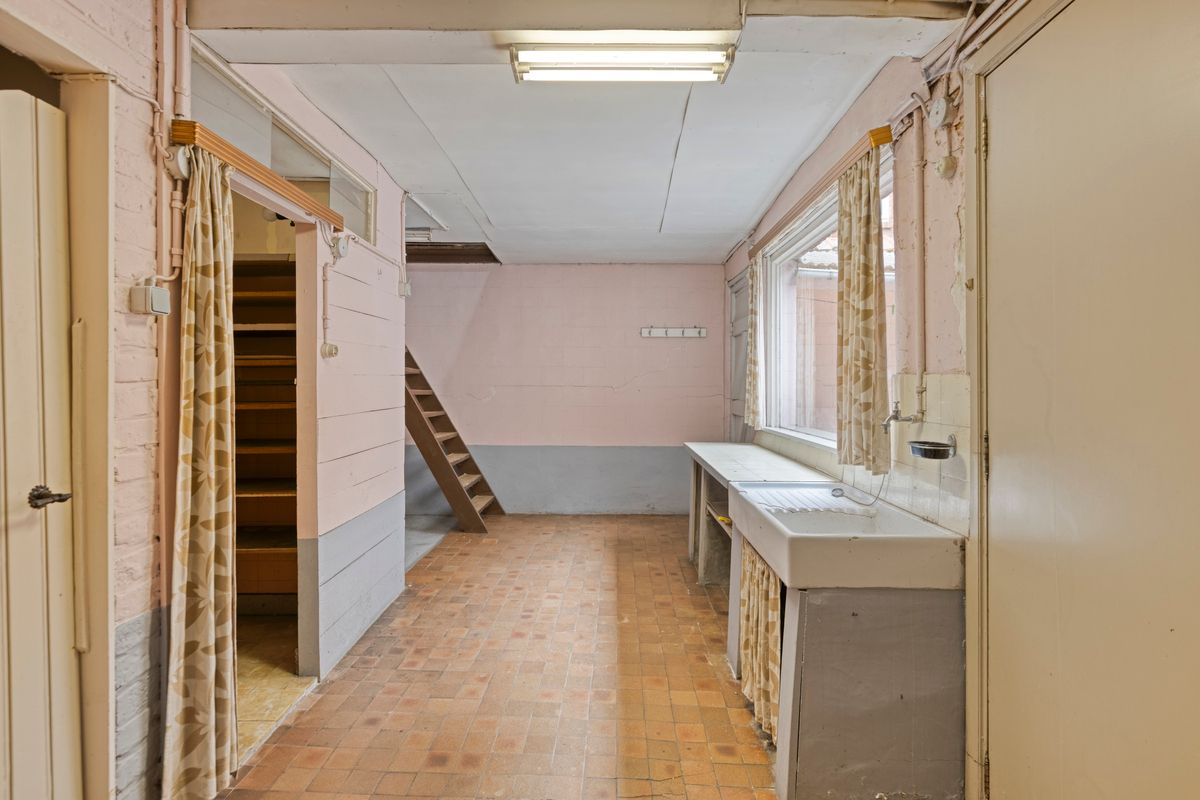 Te renoveren rijwoning in hartje Bilzen foto 13