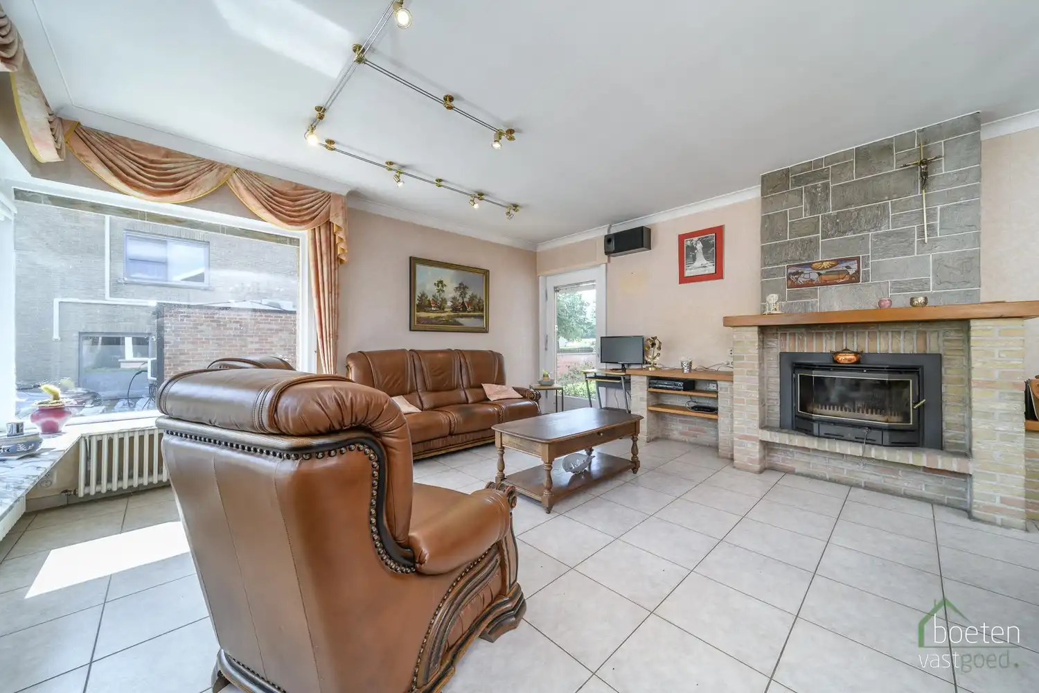 BEVEREN AAN DE IJZER: Zeer degelijke villa-bungalow met alle leefruimtes op het gelijkvloers, ruime garage en tuin op 772m² totale grondopp. foto 3