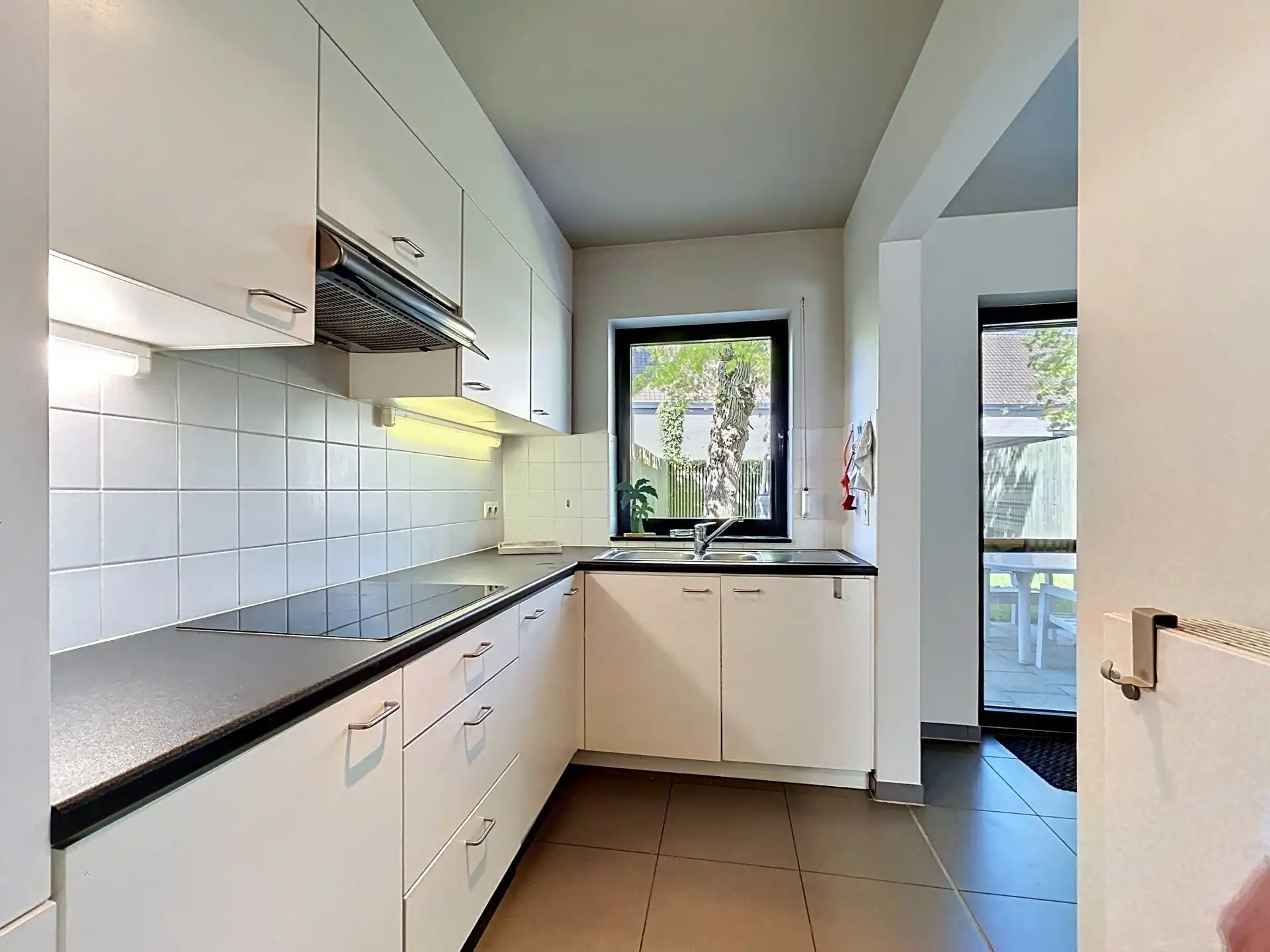 recente energiezuinige gezinswoning met 3 slaapkamers, gezellige tuin en carport . foto 3