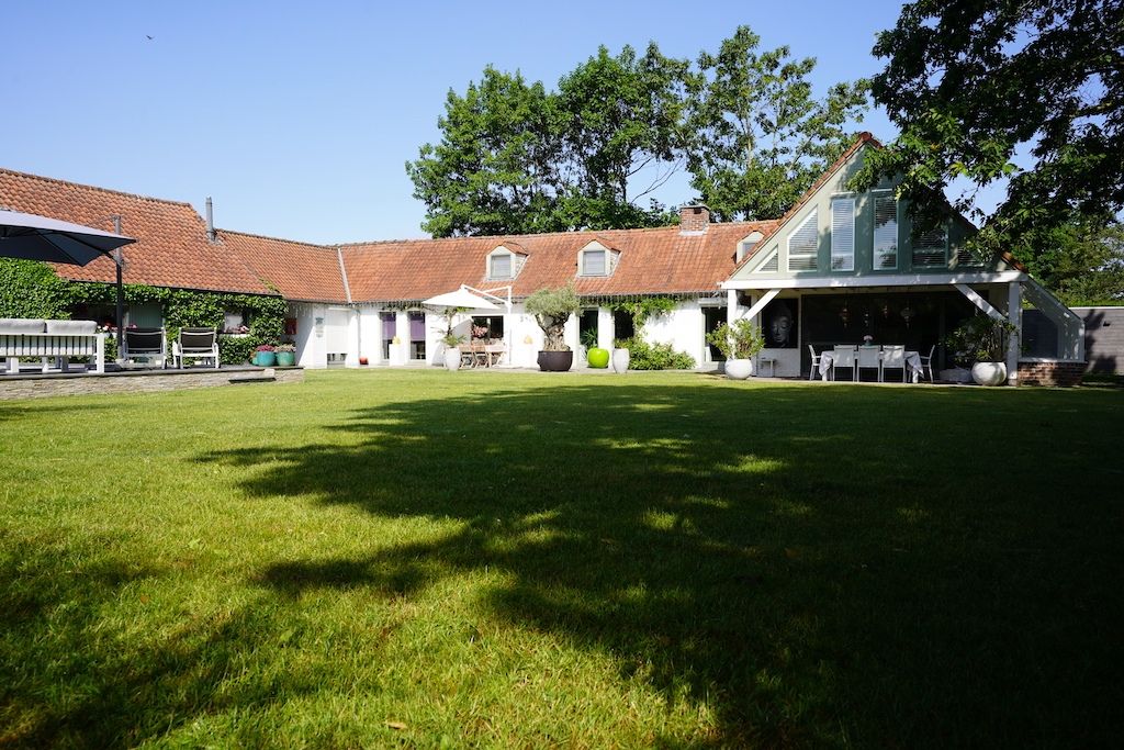 BLIKVANGER! Charmant gerenoveerde hoeve  op 1952 m2 foto 2