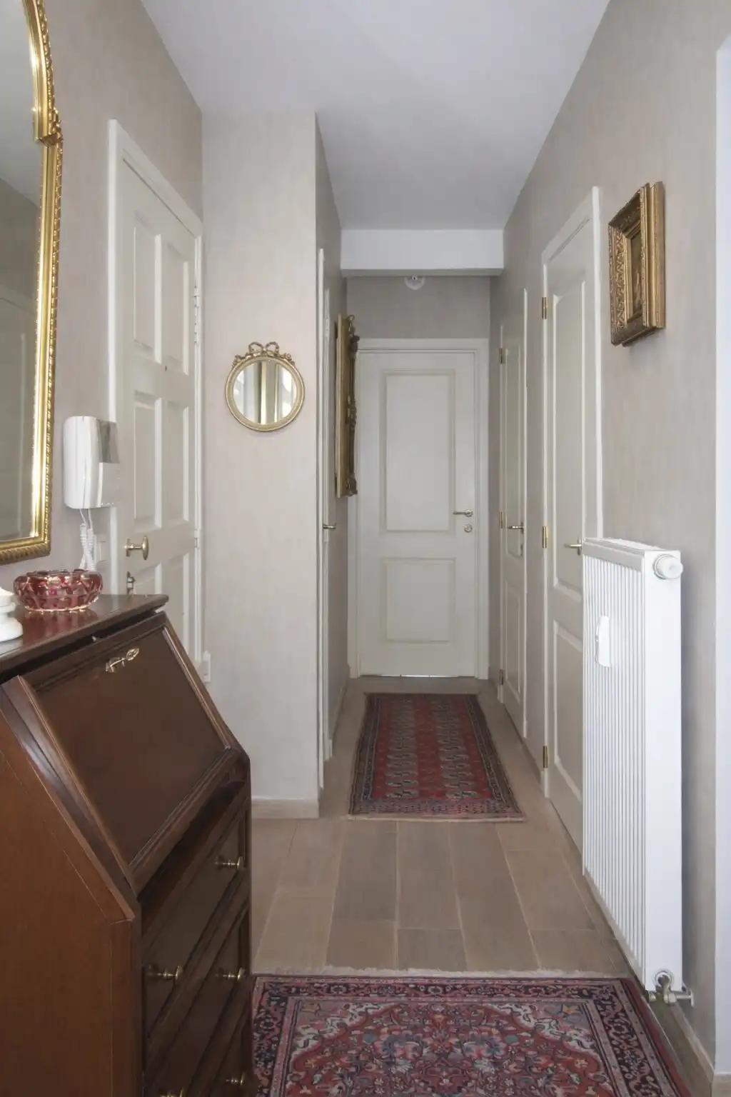 Dit prachtig gerenoveerde appartement uit 2010 is gelegen in het centrum van Zottegem, op de eerste verdieping van een verzorgd gebouw met lift.  foto 9