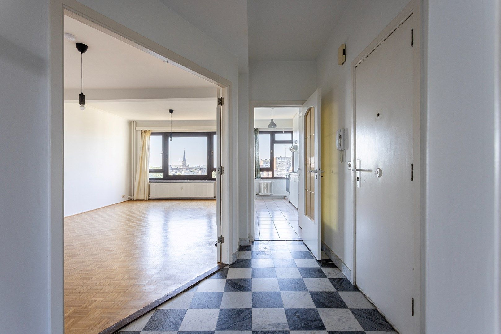 Te renoveren appartement met 2 slpk en terras! foto 3
