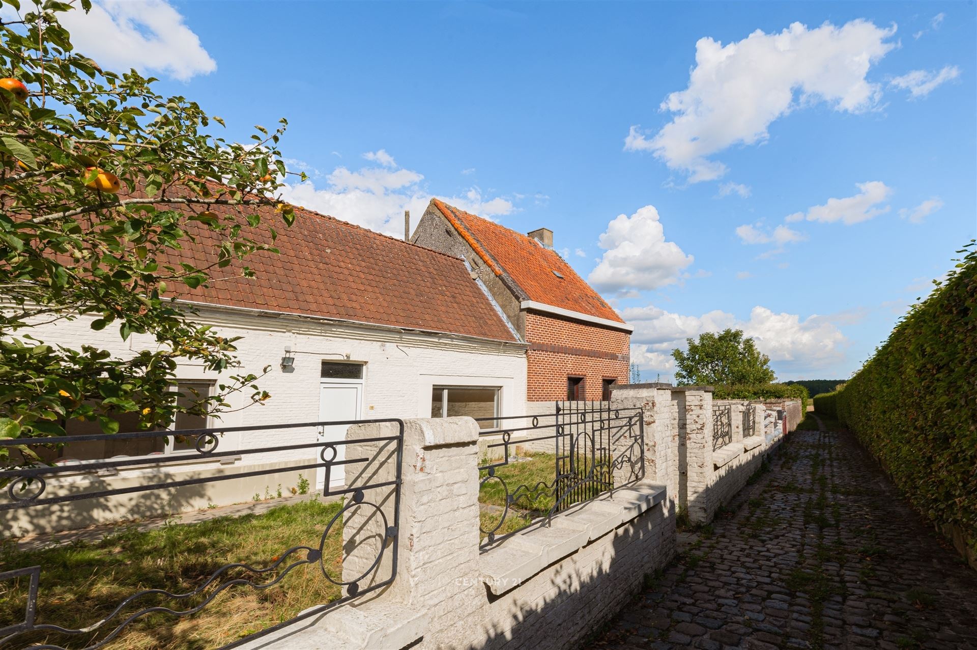 2 te renoveren woningen in het pittoreske Moregem foto 2