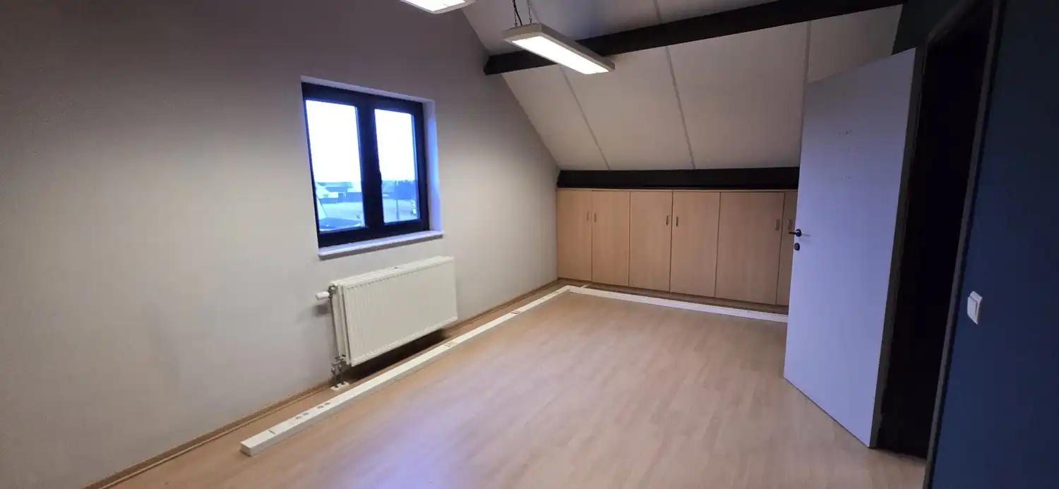 Multifunctioneel gebouw met parking, onmiddellijk beschikbaar! foto 23