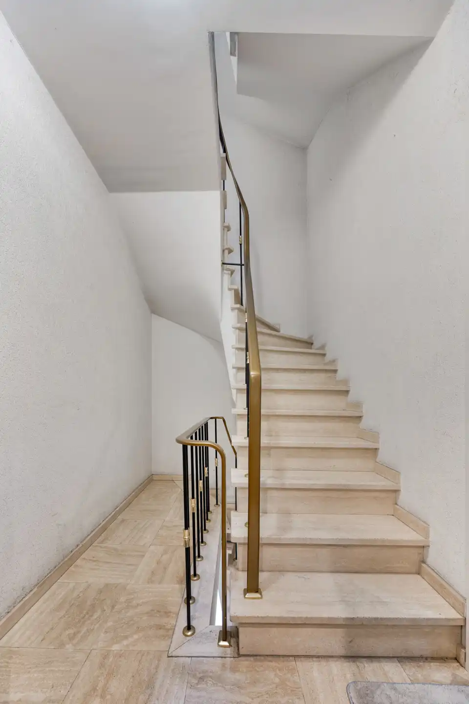 Opbrengsteigendom met 3 verhuurde appartementen nabij stad  foto 17