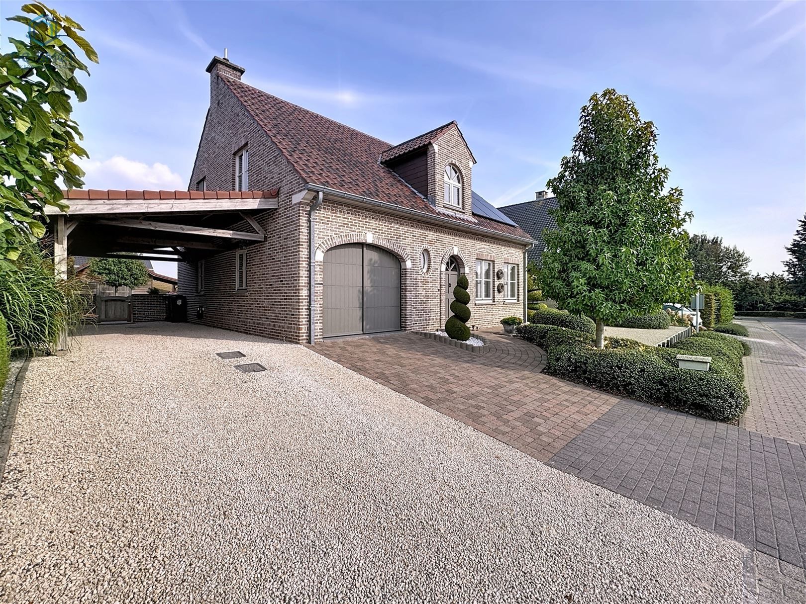 Instapklare gezinswoning met 3 slaapkamers, ruime tuin, garage en energiezuinige troeven vlakbij centrum Geraardsbergen foto {{pictureIndex}}