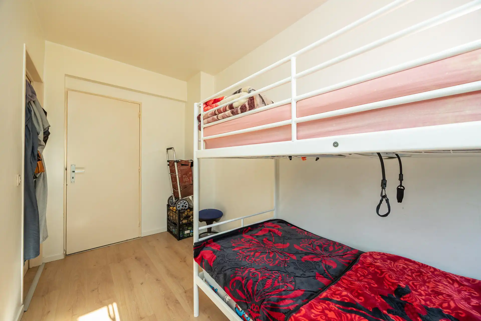 Instapklaar appartement met 3 slaapkamers, terras en kelder foto 6