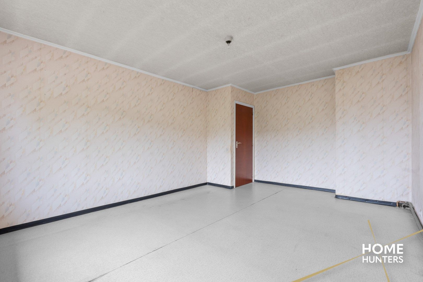 Te renoveren halfopen woning met 4 slaapkamers, 2 garages en veel potentieel te Ieper foto 18