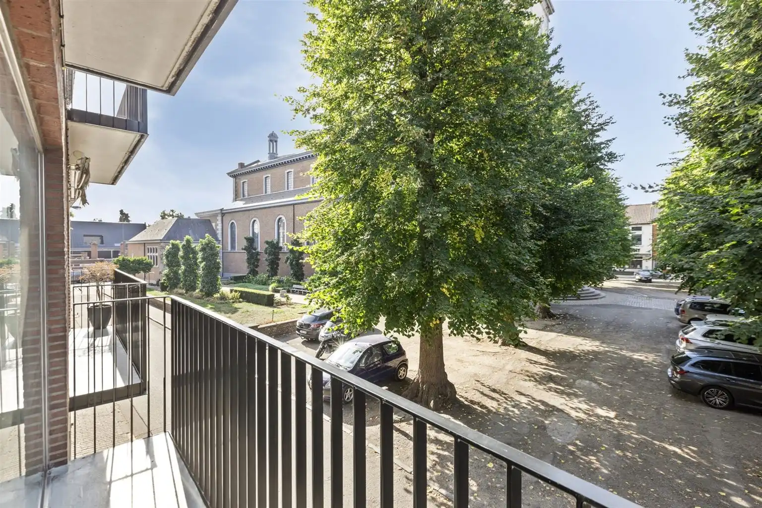 Instapklaar, gerenoveerd appartement met 3 slaapkamers, 2 terrassen en ruime garagebox gelegen op een toplocatie in het centrum van Maaseik, nabij de markt & met zicht op het Kerkplein. foto 3