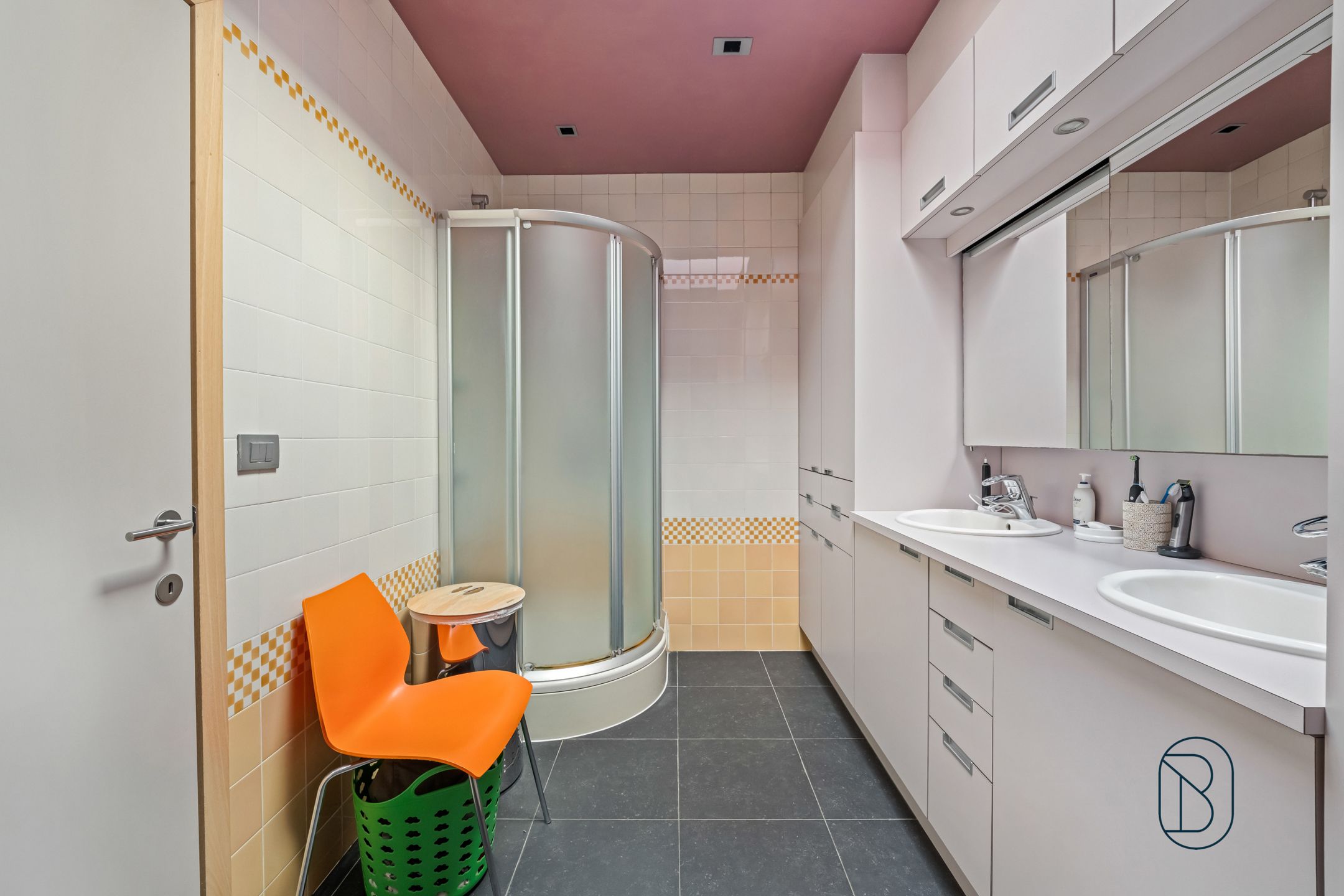 Topgelegen handelspand met woonst foto 24