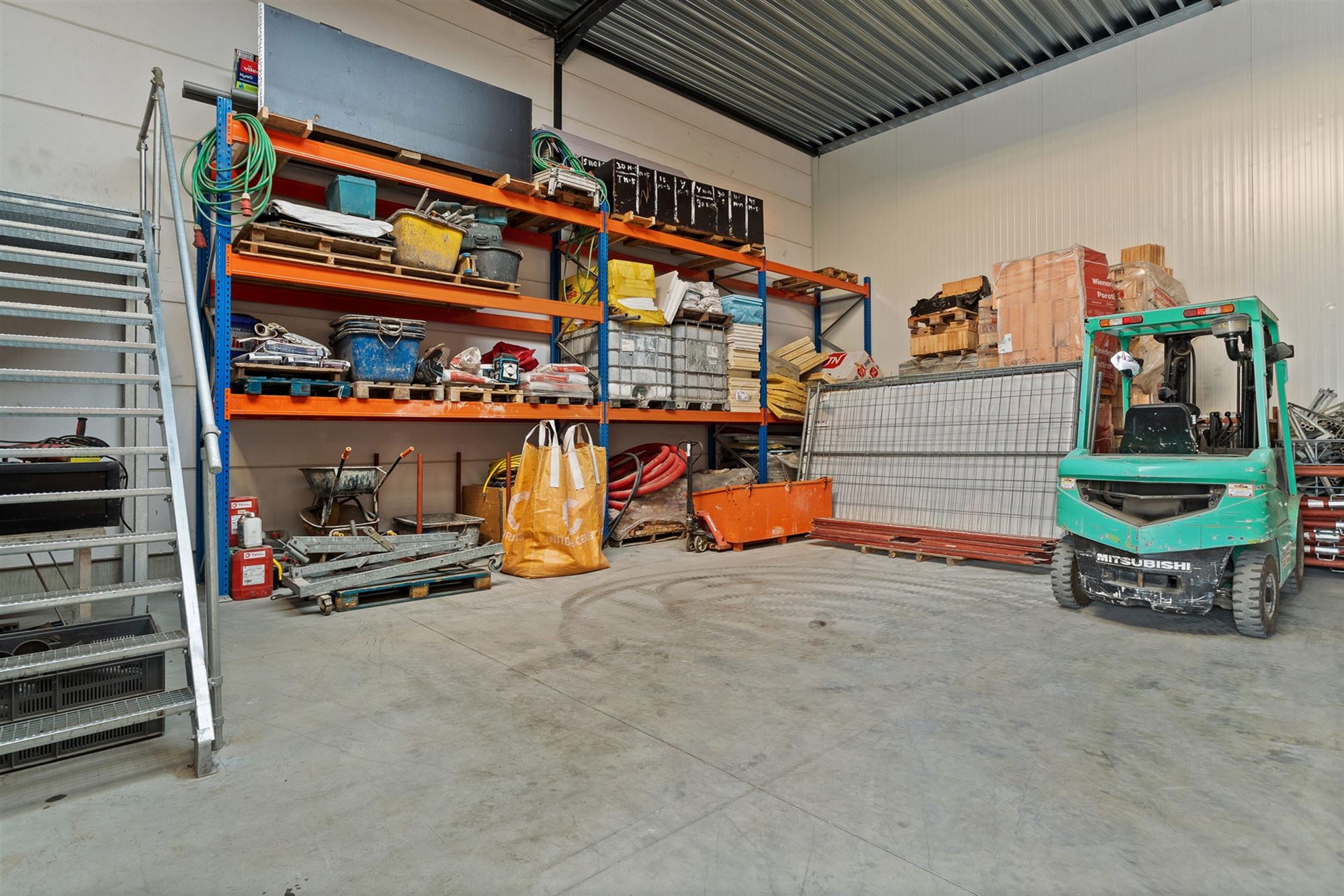 KMO-UNIT VAN 207 M2 MET BUREEL VAN 35M2 OP UITERST CENTRALE EN SNEL TOEGANKELIJKE LOCATIE TE HAM foto 4