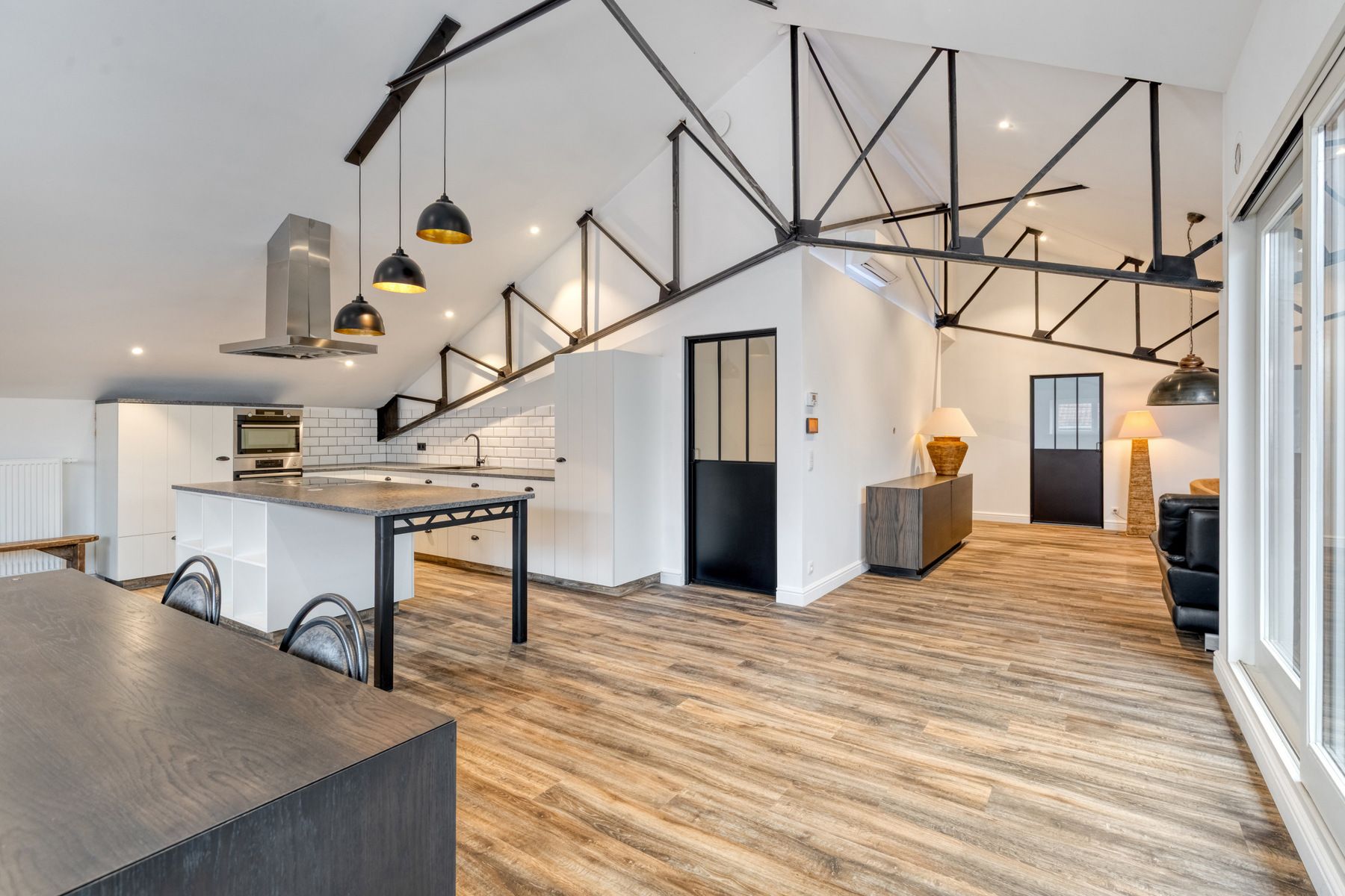 Recent vernieuwde loods met bovenliggend luxe appartement ! foto 19