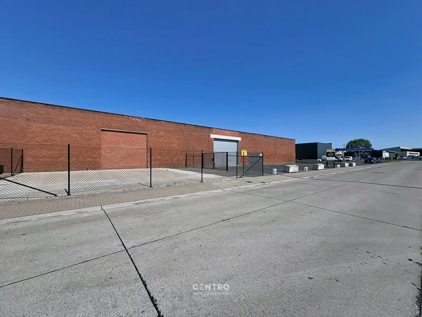 Magazijn van 2.400 m², extra parking en geïntegreerde kantoorruimte in nabijheid van vele baanwinkels vlak bij de RING van Poperinge ! foto 4