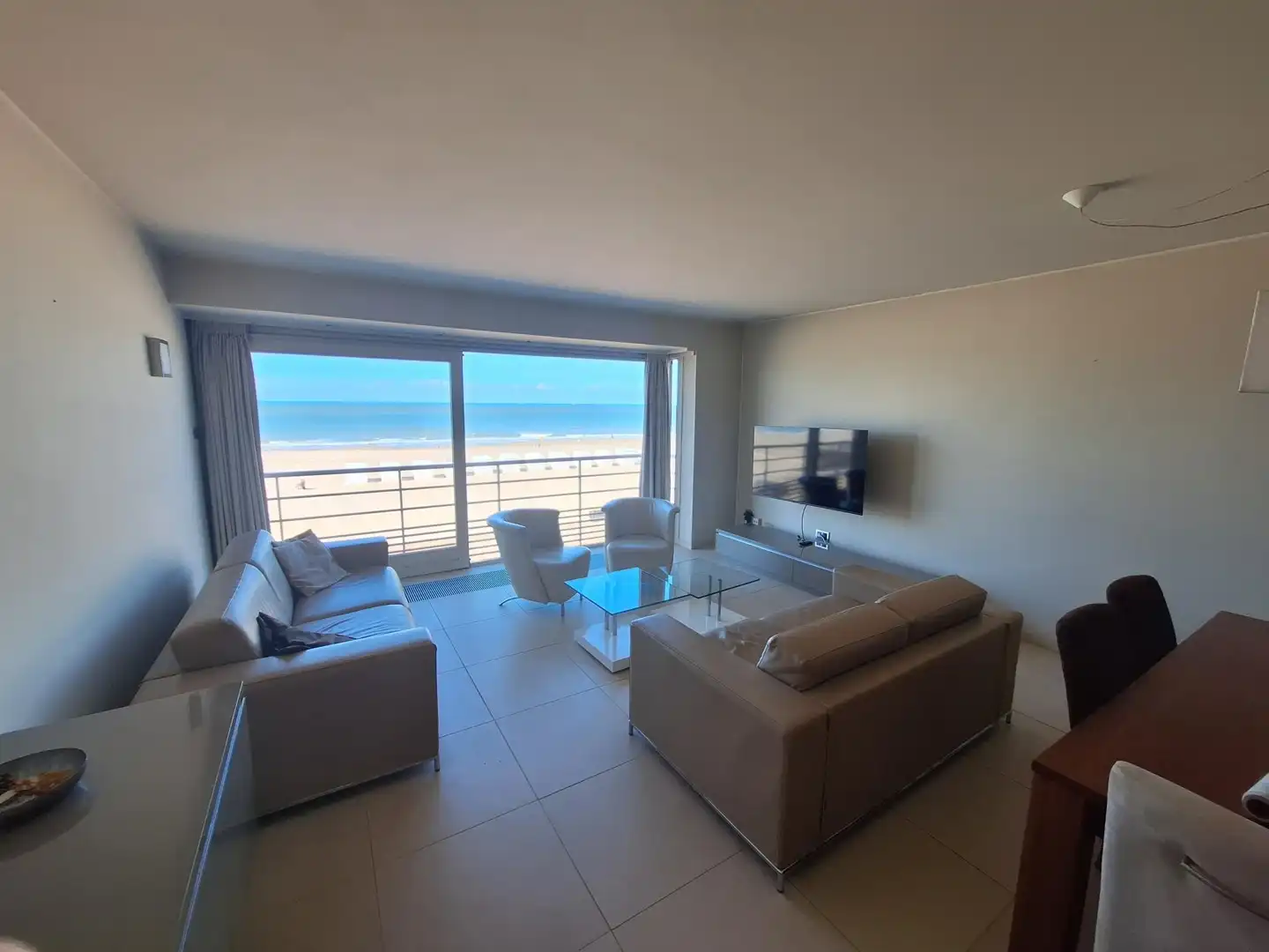 Licht gemeubelde appartement met één slaapkamer foto {{pictureIndex}}