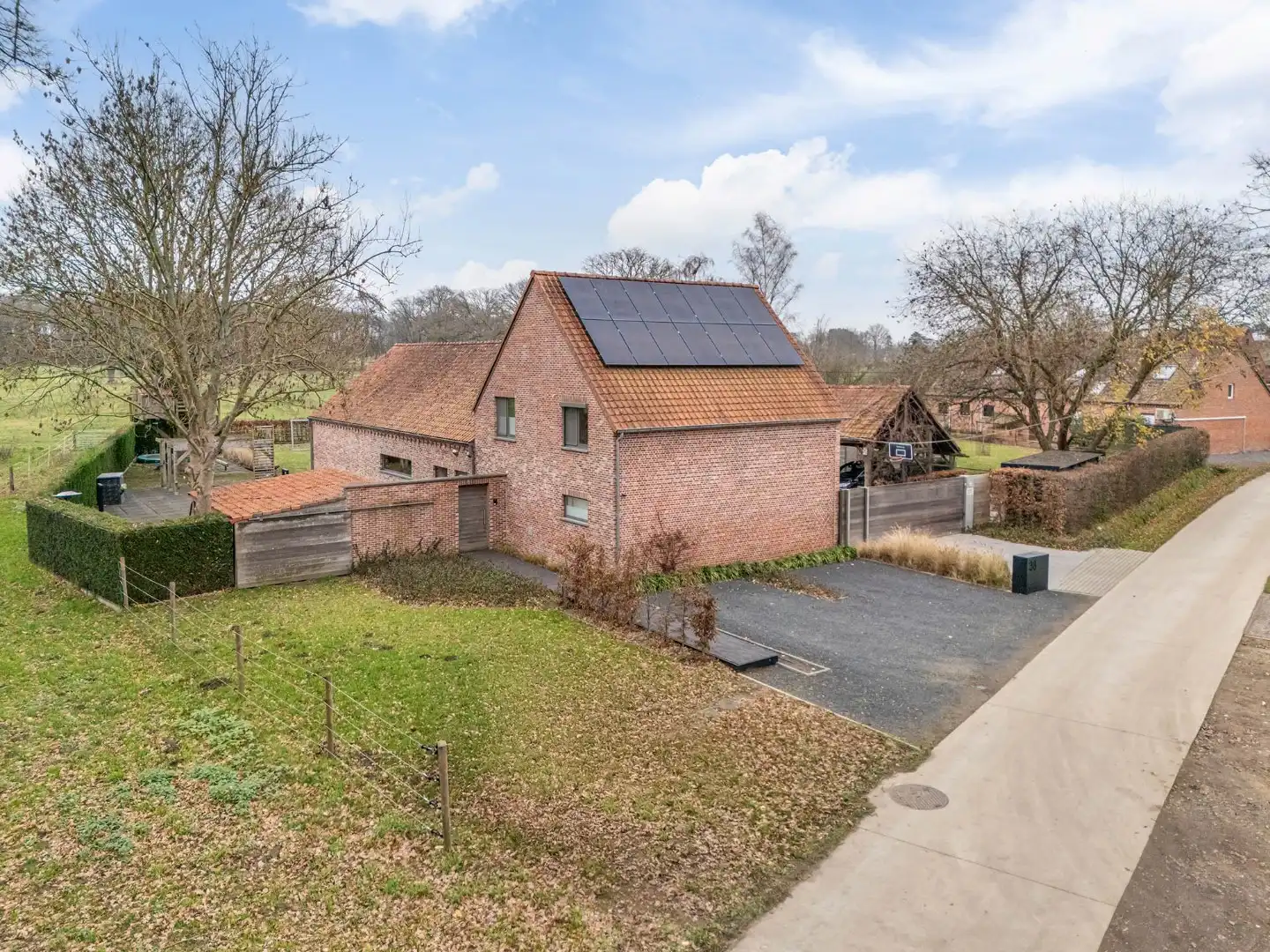 Uniek landhuis op een perceel van +/- 27 are in een GROENE oase foto 2