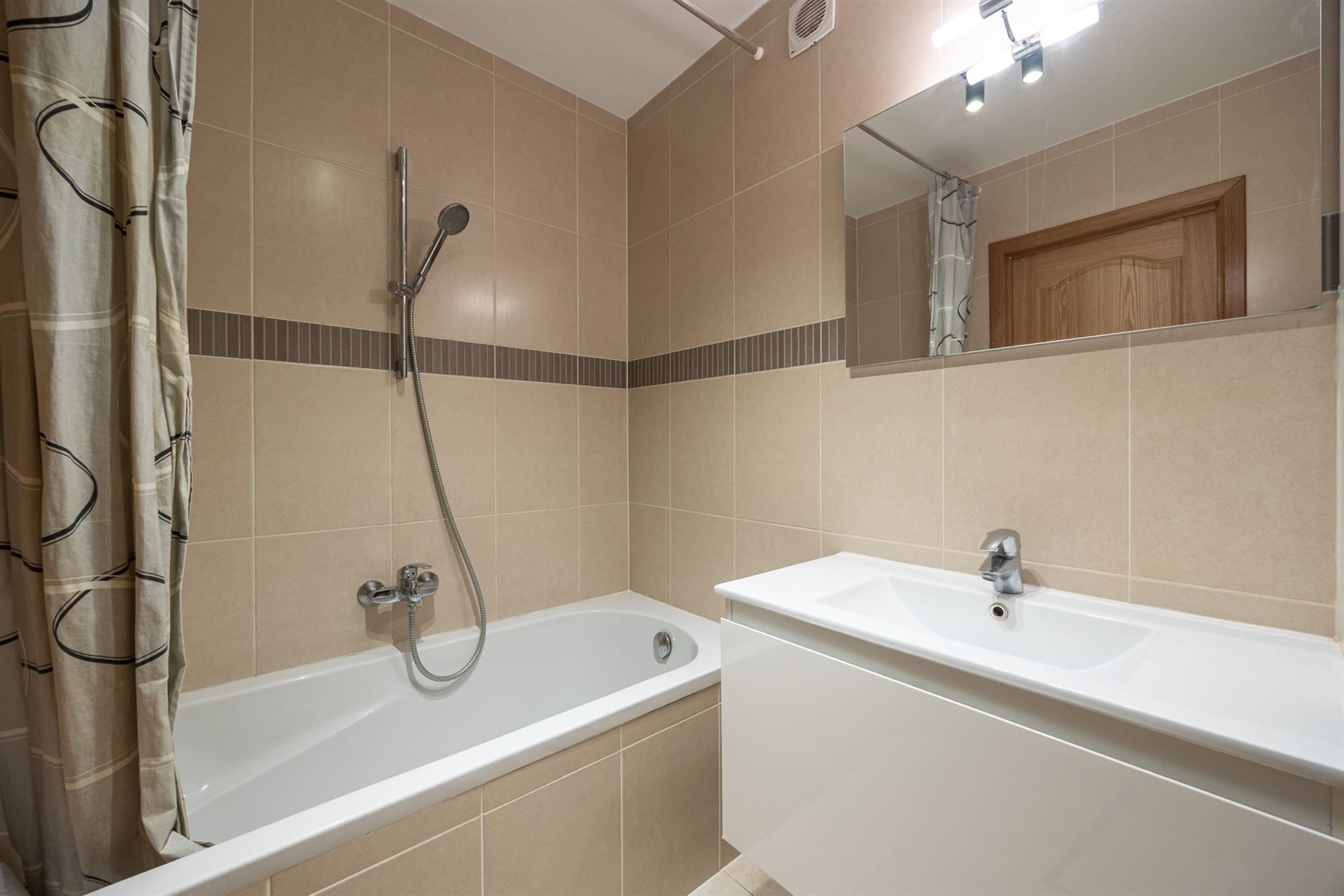 Instapklaar appartement met terras te Mechelen foto 10