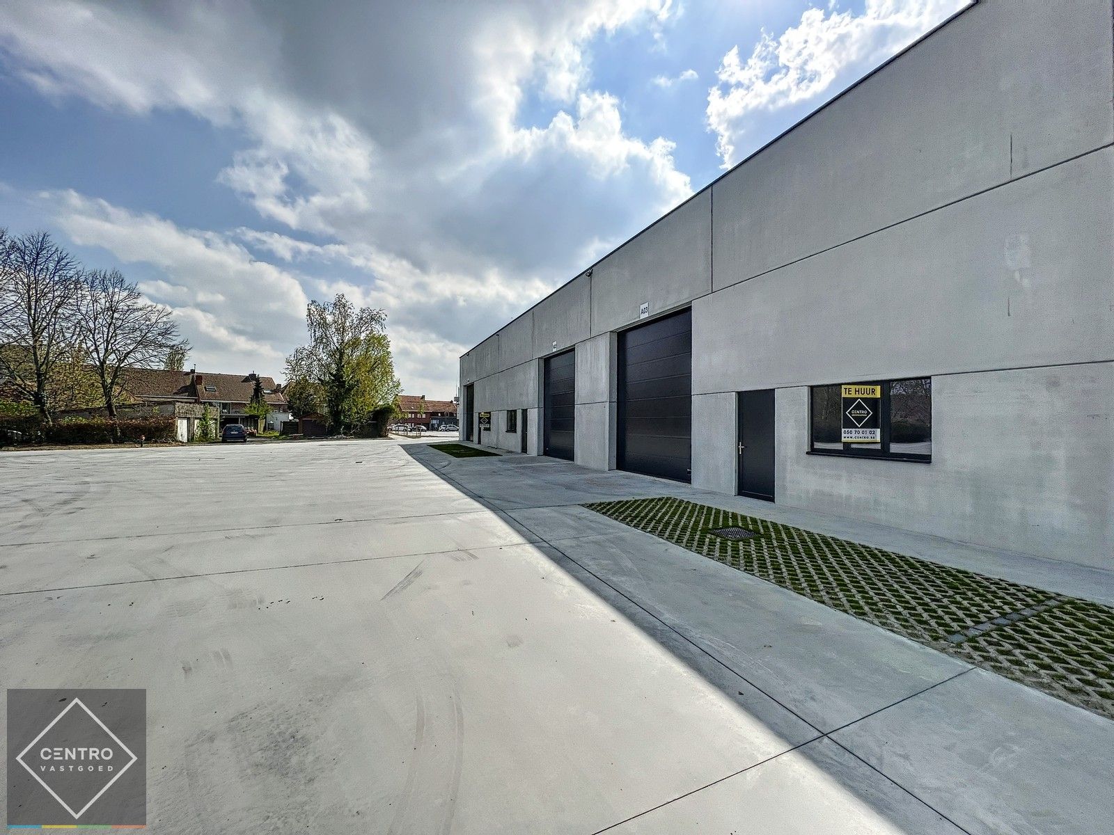 NB MAGAZIJN (220m2), voorzien van elektrische sectionaalpoort, deur, raam (voor kantoor) en 2 private parkeerplaatsen op industriezone te Waregem. foto 3