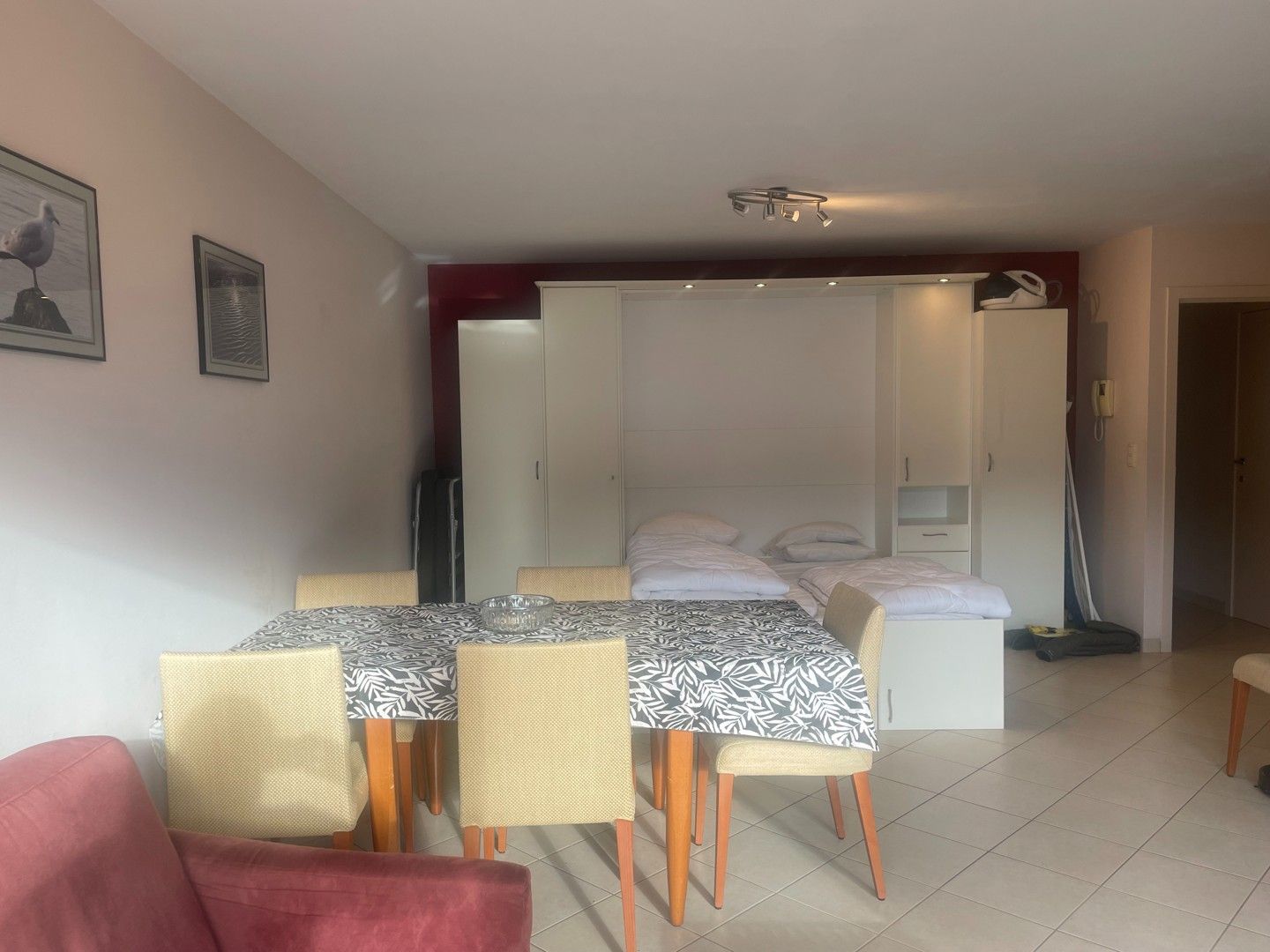 Gemeubelde studio met zonnebalkon en autostandplaats dichtbij foto 3