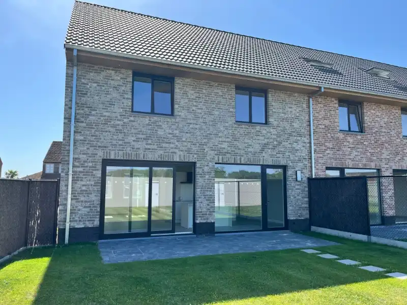 Halfopen woning met 3 slaapkamers en garage foto 2