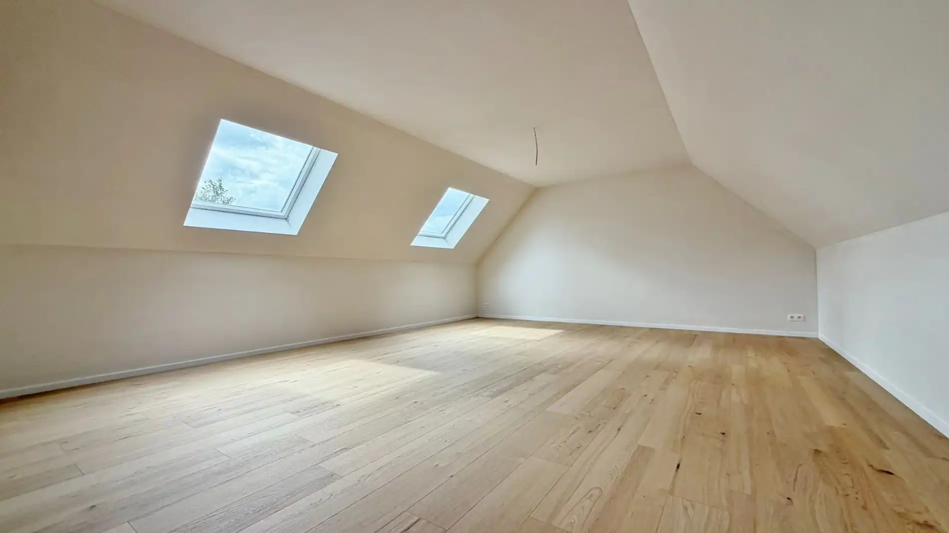 Nieuwbouwwoning met 5 slaapkamers, zonnige tuin en 2 garages te huur foto 14