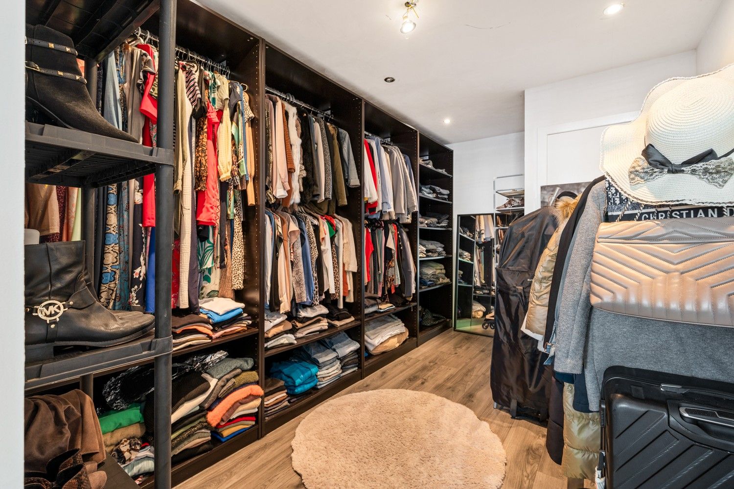Instapklare, stijlvol gerenoveerde woning met tuin in hartje Broechem foto 14